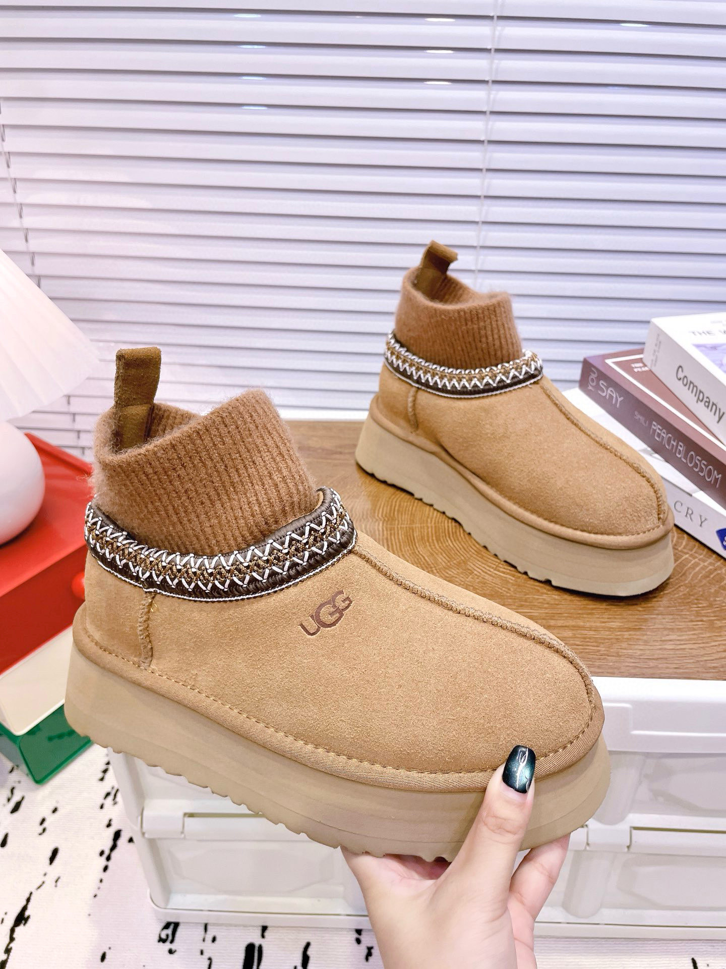 NO:558801,UGG's new snow boots with ethnic style and sock cover. The sock cover is made of wool. The surface is made of imported silk cow suede and the interior is made of Longfeng fur. The bottom is 4.5 cm high. The foam outsole has light anti-slip characteristics. The code number is 35-404. Color collection picture, snow boots, boots19860909UGG 新款雪地靴民族风加袜套款,袜套就入羊毛 面采用进口光丝牛翻毛皮,内用隆丰皮毛一体, 底,高4.5公分,发泡大底,具有轻防滑特点 码数35-404色集合图,雪地靴,boots,Women's Shoes