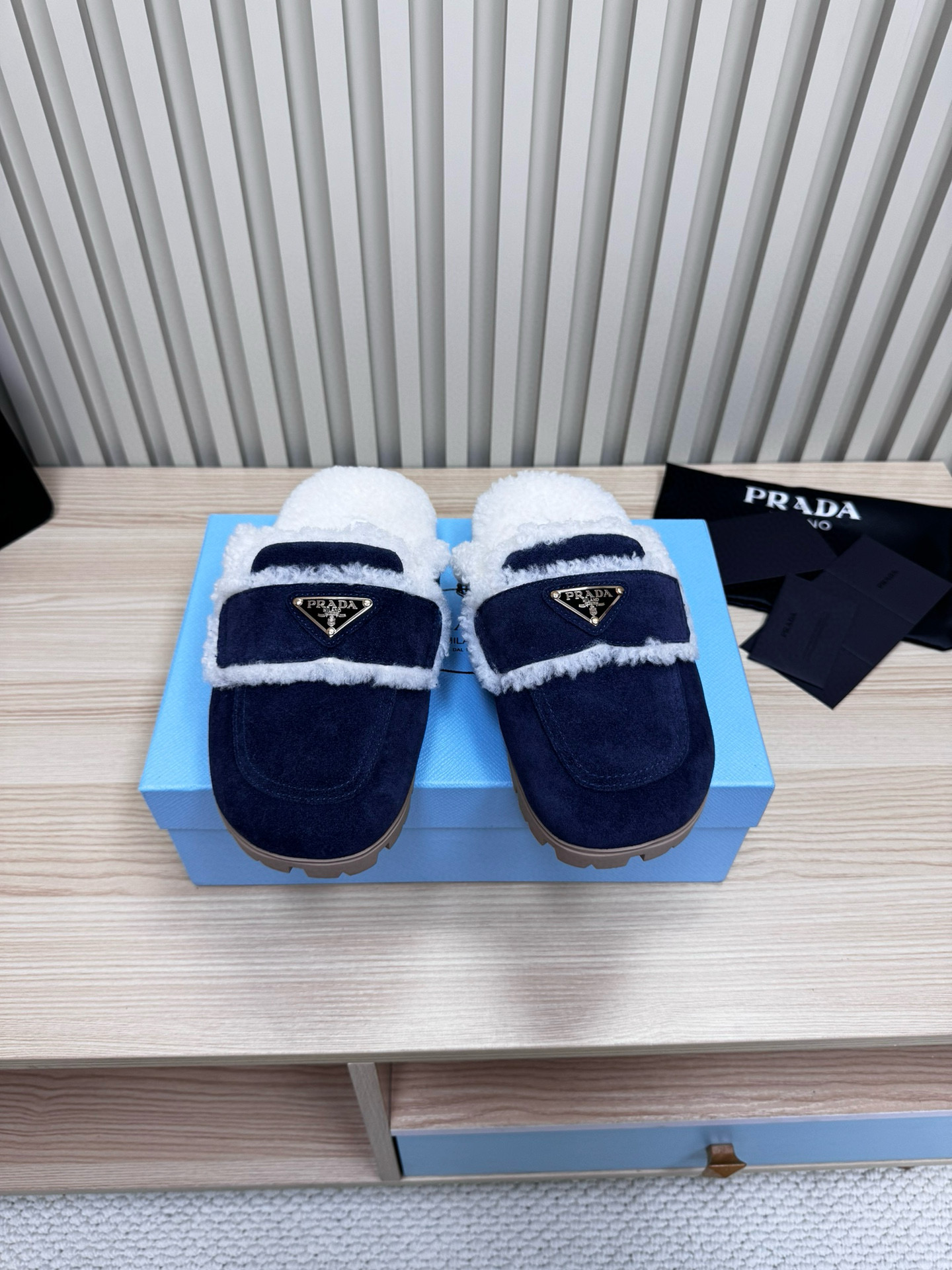 NO:558795,Prada / Prada 24 new autumn and winter new wool lining / half-mug wool neckline echoes the design up and down!  The Prada brand logo is outlined to highlight the high-end atmosphere!  Made of sheepskin lining imported from Australia, which has excellent thermal insulation effect in winter. The fabric is imported two-layer frosted cowhide. The lining is made of sheepskin imported from Australia. Outsole is original Tpu film-absorbing outsole. Size 35-41 (customized for 41), semi-shoes, prada, prada, cowhide, sheepskin.19860909Prada / 普拉达 24秋冬新款羊毛里 /半拖 羊毛领口上下呼应设计！勾勒出普拉达品牌logo 凸显高端大气 ！采用澳洲进口羊皮毛内里,冬季保暖效果超赞 面料进口二层磨砂牛皮 内里澳洲进口羊皮羊一体 大底原厂Tpu吸膜大底 size35-41（41定做）,半拖毛毛鞋,prada,prada,cowhide,sheepskin,Women's Shoes