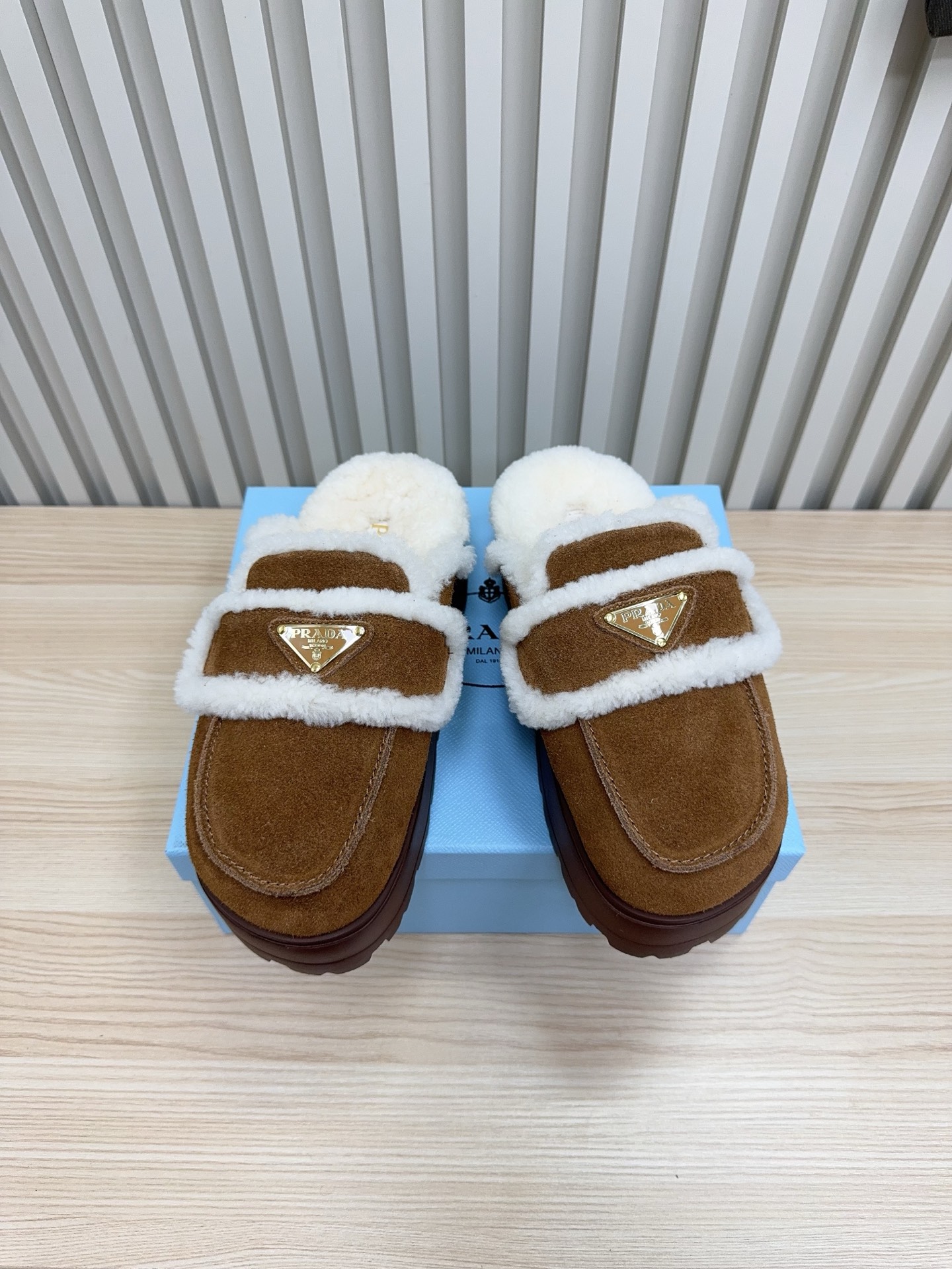 NO:651433,Prada / Prada / platform thick-soled wool mop 25 new autumn and winter wool lining / half mop, wool collar upper and lower echoing design!  The Prada brand logo is outlined to highlight the high-end atmosphere!  Made of sheepskin lining imported from Australia, which has excellent thermal insulation effect in winter. The fabric is imported two-layer frosted cowhide. The lining is made of sheepskin imported from Australia. Outsole is original Tpu film-absorbing outsole. Size 35-41 (customized for 41), semi-shoes, prada, prada, cowhide, sheepskin.19860909Prada / 普拉达/松糕厚底毛拖 25秋冬新款羊毛里 /半拖 羊毛领口上下呼应设计！勾勒出普拉达品牌logo 凸显高端大气 ！采用澳洲进口羊皮毛内里,冬季保暖效果超赞 面料进口二层磨砂牛皮 内里澳洲进口羊皮羊一体 大底原厂Tpu吸膜大底 size35-41（41定做）,半拖毛毛鞋,prada,prada,cowhide,sheepskin,Women's Shoes