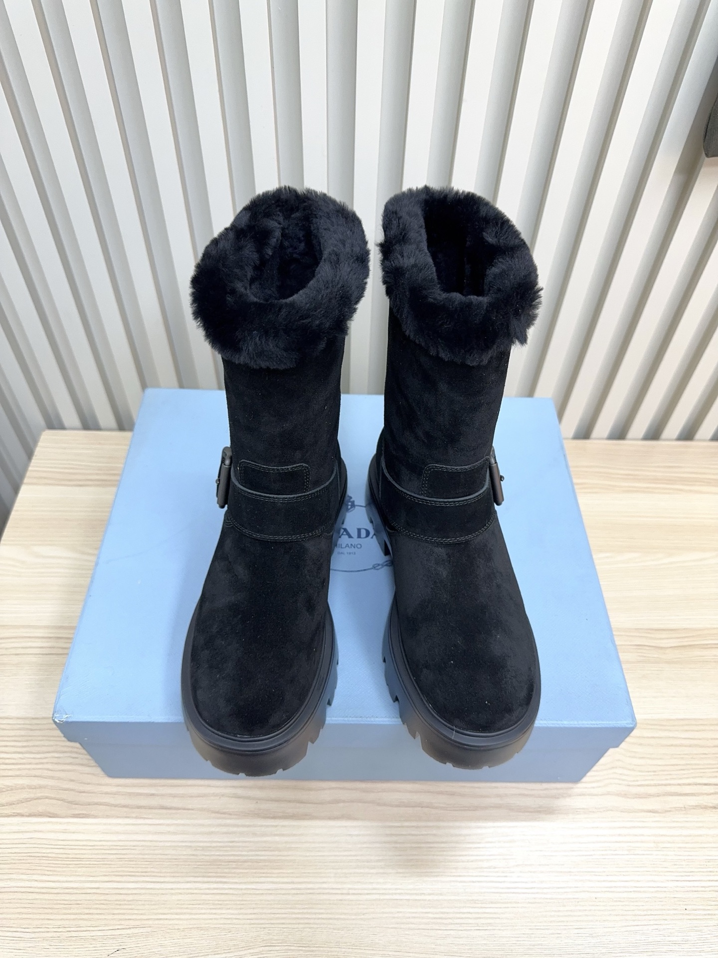 NO:578257,Prada/Prada/couple Martin boots come in wool, they are comfortable and elegant to wear. The original molded outsole of the counter is 1:1 replica. It is made of non-slip and wear-resistant imported TPU tin mold vacuum outsole. Tank-shaped thick sole. The fabric is imported explosion-proof cowhide. The lining is made of sheep fur imported from Australia. The outsole is tin molded tendon bottom. Size 35-41 (42 customized), boots, prada, prada, boots, cowhide, sheepskin19860909Prada / 普拉达/情侣款马丁靴羊毛里来了,穿着舒适高雅 专柜原版开模大底1:1复刻 采用 防滑耐磨 进口TPU锡模抽真空大底 坦克成型厚底 面料进口防爆裂牛皮 内里采用澳洲进口羊皮毛一体 大底锡模牛筋底 码数35-41（42定做）,靴子,prada,prada,boots,cowhide,sheepskin,Women's Shoes
