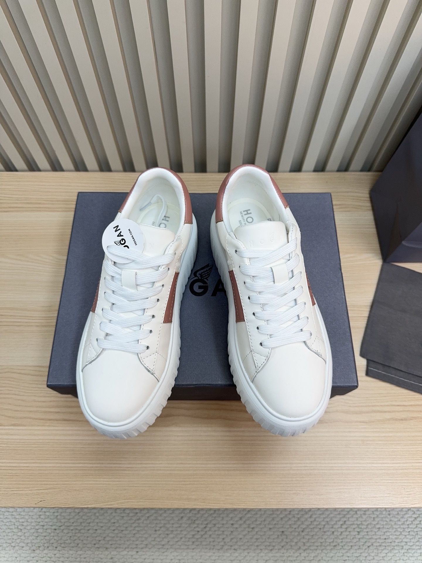 NO:615977,(Couple model) HOGAN/Most popular update HOGAN Unisex special sports shoes, comfortable and simple, fashionable and classic, suitable for men and women of all temperaments, fabrics, first-layer calfskin, imported suede, rubber outsole, lining cowhide!  Sizes 36-44, (35, 45, 46 are custom-made and are non-refundable and non-exchangeable). Welcome to repost pictures, make fun, make fun of, casual shoes/sports shoes, hogan, sneakers, cowhide19860909（情侣款） 霍根/最爆款更新 HOGAN 男女同款专项运动鞋,舒适简约,时尚经典,适用所有气质男女,面料,头层小牛皮、进口翻毛皮,橡胶大底,衬里牛皮里！ 码数36-44码,（35 45 46码定做不退不换） 欢迎转图、爆爆爆爆爆…………,休闲鞋/运动鞋,hogan,sneakers,cowhide,Women's Shoes