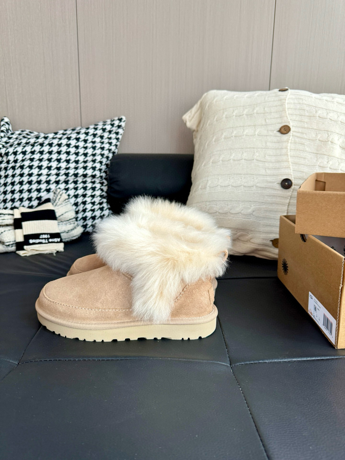 NO:615970,UGG long-haired Titzkut-short boots, you will fall in love with this pair of walking Ug* Titzkut long-hair style, you can go out fashionably on the street with just one step, American style is lazy and casual. Every foot is like stepping on the belly of a cat, fluffy and soft to the top ~ and the visual height is increased by 3cm, small people can also have long legs! With the blessing of long-hair elements, cuteness and aura are online at the same time ~ The eye-catching rate of 200 when going out on the street  Color coral blue, sandcastle brown, maroon, size 35-40, snow boots, boots19860909UGG 长毛蒂茨库特-短靴、 让你爱上走路这双 Ug* 蒂茨库特长毛款,一脚蹬就时髦出街,美式慵懒随意拿捏 每一脚都像踩在猫咪肚皮上,蓬松柔软到上头~而且视觉增高3cm,小个子也能拥有大长腿!长毛元素加持,可爱和气场同时在线~ 出街吸睛率200 颜色珊瑚蓝,沙堡棕,栗色 码数35-40,雪地靴,boots,Women's Shoes