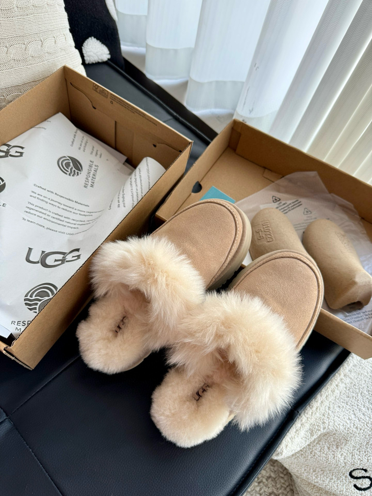 NO:615973,UGG long-hair Titzkut-wool flip flops will make you fall in love with this pair of walking Ug* Titzkut long-hair style, you can go out fashionably on the street with just one kick, American style is lazy and casual. Every foot is like stepping on a cat’s belly, fluffy and soft to the top ~ and the visual height is increased by 3cm, small people can also have long legs! With the blessing of long-hair elements, cuteness and aura are online at the same time ~ The eye-catching rate of 200 when going out on the street  Color coral blue, sandcastle brown, maroon, size 35-40, snow boots, boots19860909UGG 长毛蒂茨库特-羊毛拖  让你爱上走路这双 Ug* 蒂茨库特长毛款,一脚蹬就时髦出街,美式慵懒随意拿捏 每一脚都像踩在猫咪肚皮上,蓬松柔软到上头~而且视觉增高3cm,小个子也能拥有大长腿!长毛元素加持,可爱和气场同时在线~ 出街吸睛率200 颜色珊瑚蓝,沙堡棕,栗色 码数35-40,雪地靴,boots,Women's Shoes