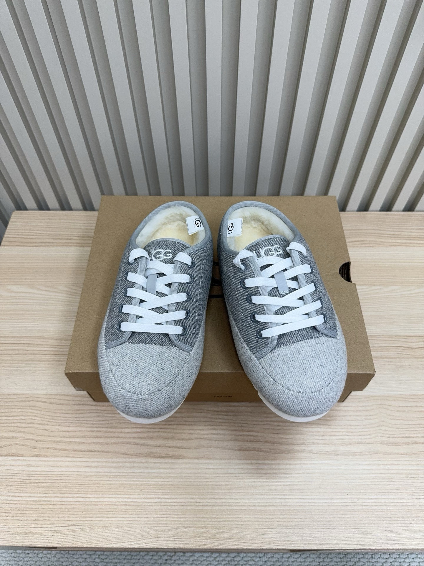 NO:630666,UGG. Lace-up Teddy wool bag shoes!  The upper is made of Teddy fur leather with a logo sewn on it. The texture is great. The suede buckle design is full of exquisite retro style. The cow suede is matched with Australian merino wool. It is warm and breathable. It can be worn casually and versatilely!  size 35 - 40, half-flop fur shoes19860909UGG . 系带泰迪羊毛包子鞋！ 鞋面泰迪毛皮革缝制logo 质感超棒 翻毛搭扣设计 满满精致复古风 牛反绒搭配澳洲美利奴羊毛 保暖透气 穿脱随意又百搭！ size35 - 40,半拖毛毛鞋,Women's Shoes