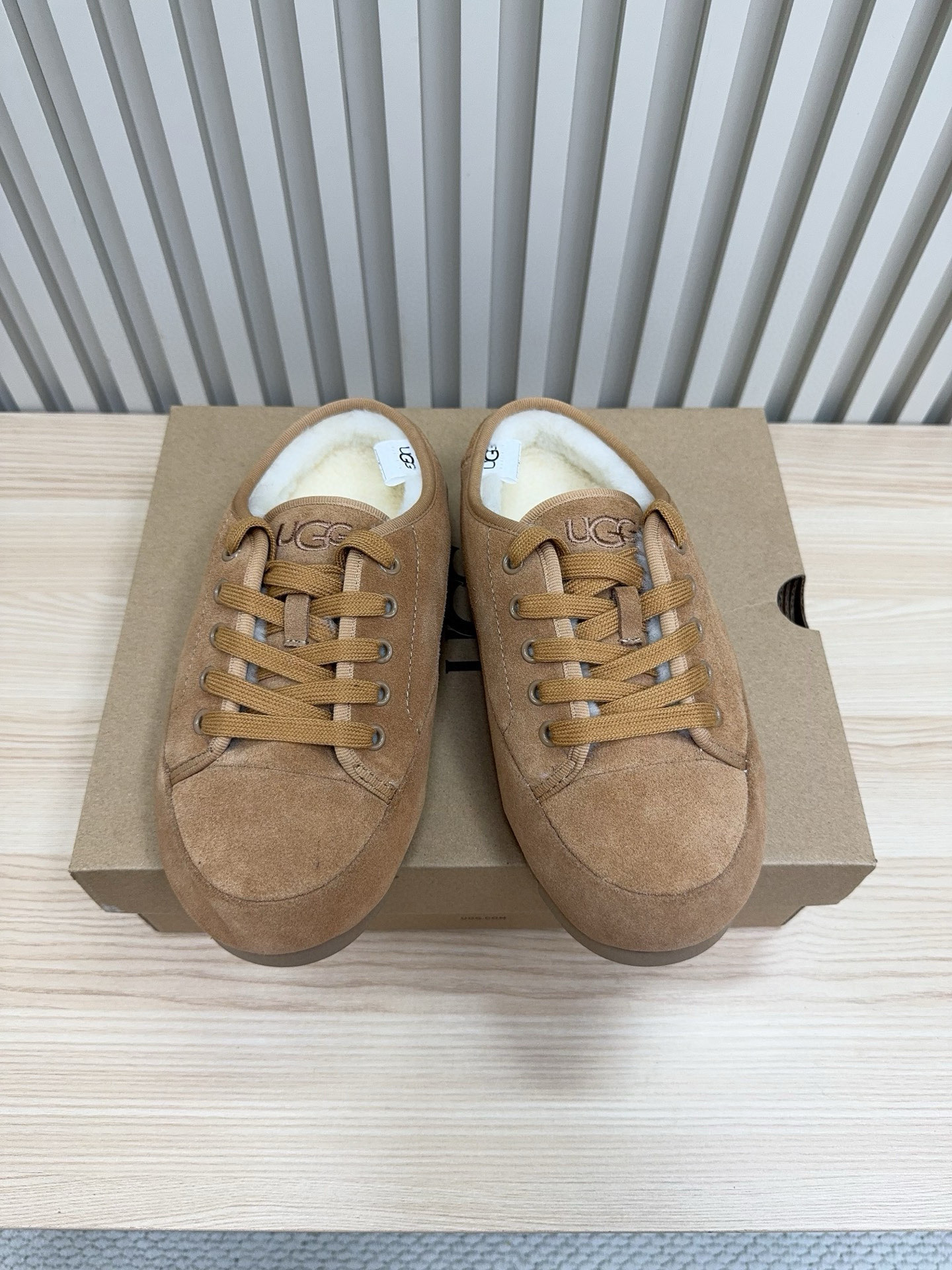 NO:593537,UGG. Lace-up Teddy wool bag shoes!  The upper is made of Teddy fur leather with a logo sewn on it. The texture is great. The suede buckle design is full of exquisite retro style. The cow suede is matched with Australian merino wool. It is warm and breathable. It can be worn casually and versatilely!  size 35 - 40, half-flop fur shoes19860909UGG . 系带泰迪羊毛包子鞋！ 鞋面泰迪毛皮革缝制logo 质感超棒 翻毛搭扣设计 满满精致复古风 牛反绒搭配澳洲美利奴羊毛 保暖透气 穿脱随意又百搭！ size35 - 40,半拖毛毛鞋,Women's Shoes