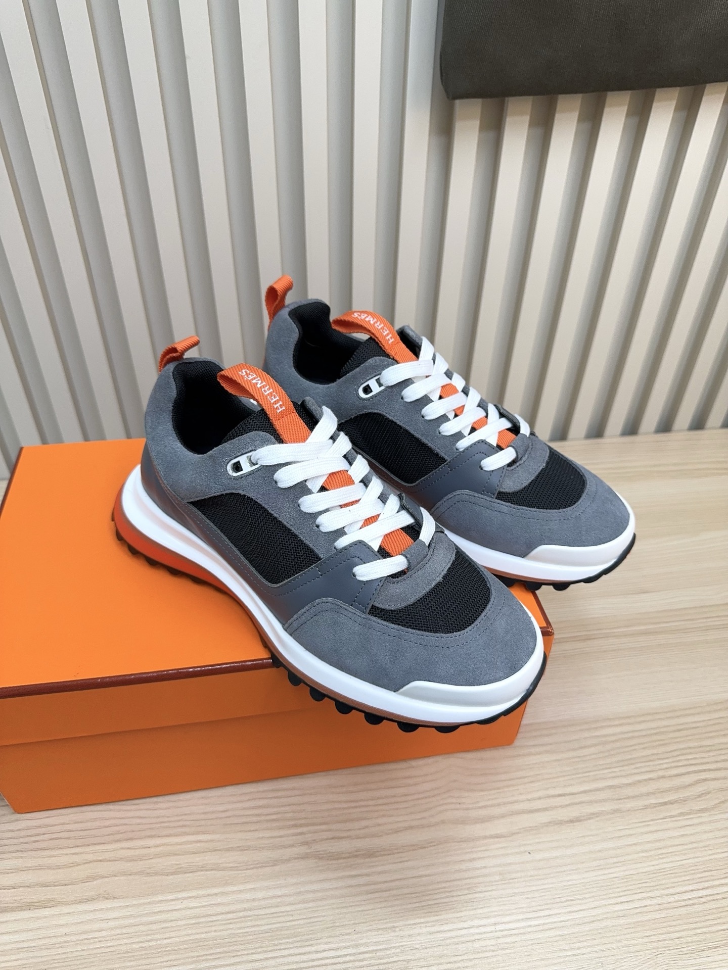 NO:594575,HERMS autumn and winter men's casual shoes, the classic return. This pair of Hermès 25ss autumn and winter sneakers is really amazing!  Classic last with British retro design, low-key and high-end. Original inverted mold last, 1:1 restoration of big brand body, fine and soft leather, straight texture. Front strap design, classic cowhide suede splicing. Every detail is a blessing. Customized private mold outsole, non-slip and wear-resistant. Even the packaging is original texture. Full sense of ritual. Put it on and walk on the line of taste every step. Needless to say, those who understand will understand #Hermès sneakers  # PremiumSenseOutfit # A must-have for men’s shoe cabinets, sizes 38 to 44 (can be customized to 45), casual shoes/sports shoes, hermes, hermes, sneakers, cowhide19860909HERMS 秋冬男士休闲鞋 经典回归 这双爱马仕25ss秋冬板鞋 真的绝了！ 经典型楦搭配英伦复古设计 低调又高级 原版倒模楦型 1:1还原大牌形体 皮质细腻柔软 质感直接拉满 前绑带设计 经典牛皮绒面拼接 每一处都是细节控的福音 定制私模大底 防滑又耐磨 连包装都是原版质感 仪式感满分 穿上它 每一步都走在品味线上 不用多说 懂的人自然懂 #爱马仕板鞋 #高级感穿搭 #男士鞋柜必备 码数38～44（可定45）,休闲鞋/运动鞋,hermes,hermes,sneakers,cowhide,Women's Shoes