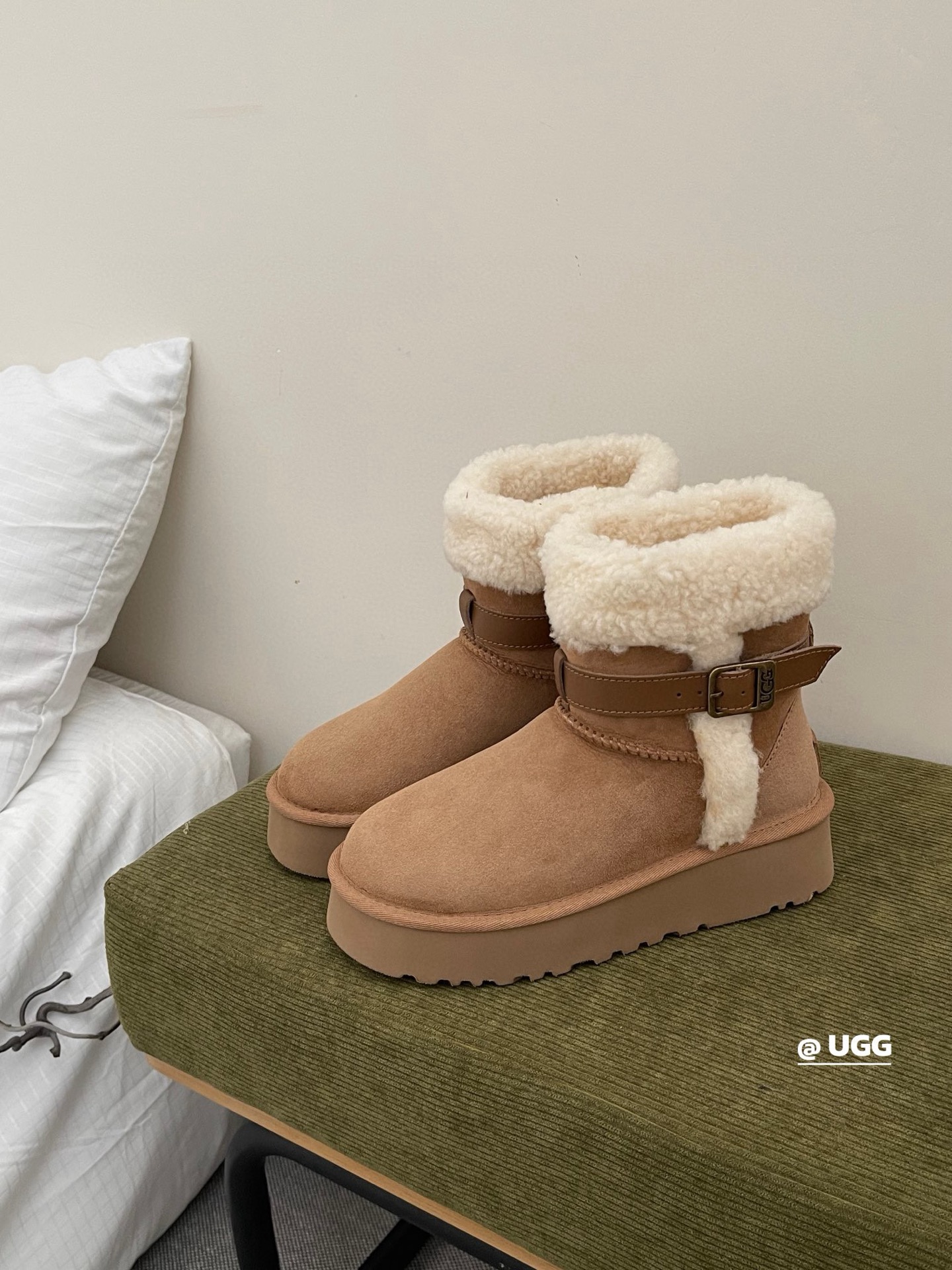 NO:615951,UGG / snow boots, low-top curly thick-soled knight boots that make your legs longer in seconds, and the upper feet are rusty and retro. Western-style retro curly cowhide thick-soled design, Longfeng AY grade sheepskin all-in-one Col chestnut/antelope brown Size35-40, snow boots, boots, cowhide, sheepskin19860909UGG / 雪地靴 低帮卷毛厚底骑士靴 秒变大长腿 上脚又飒又复古 洋气复古的卷毛牛皮带厚底设计隆丰AY级羊皮毛一体 Col栗色/羚羊棕 Size35-40,雪地靴,boots,cowhide,sheepskin,Women's Shoes