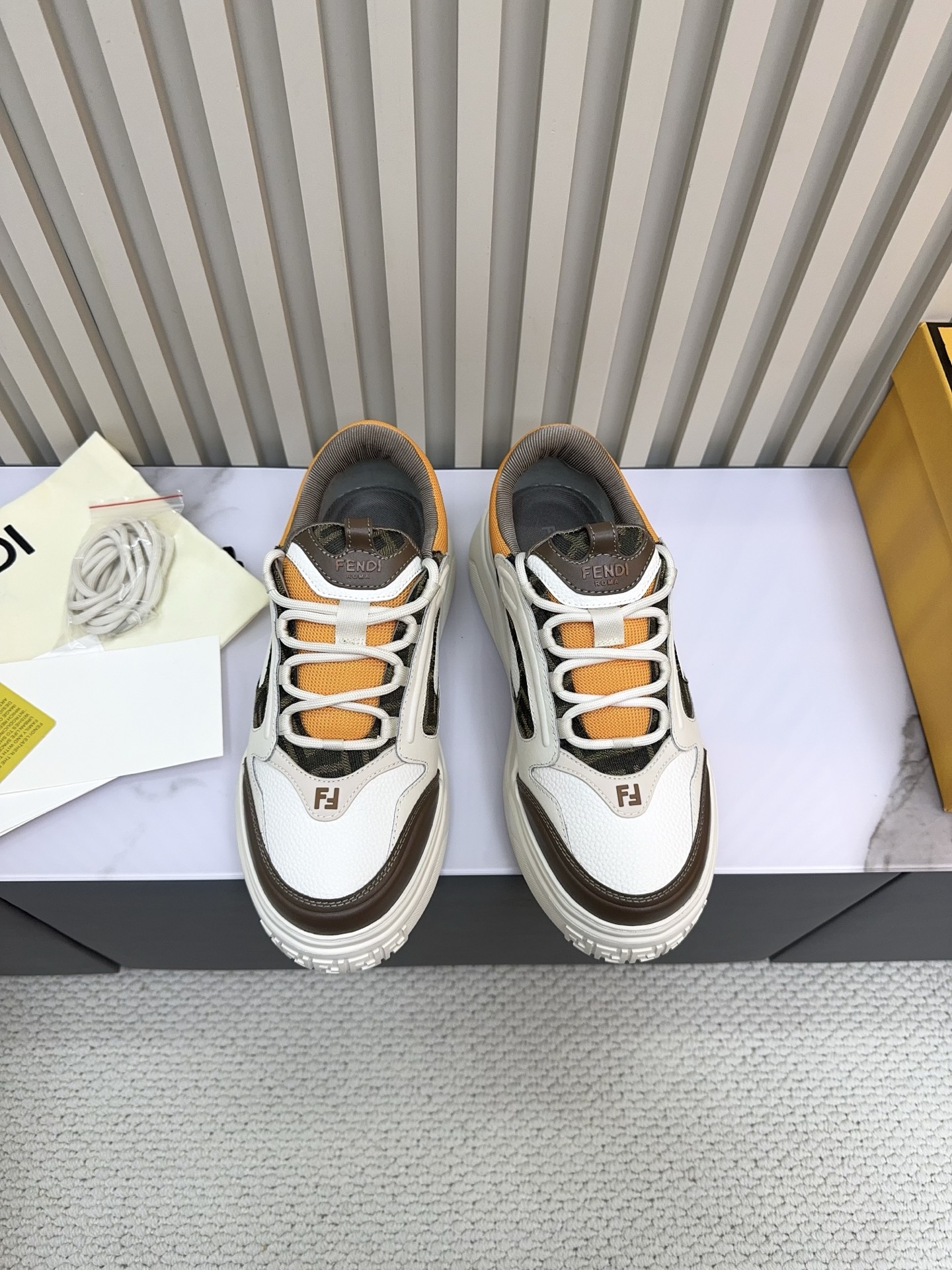 NO:615617,Men's style Fendi/Fendi new color series sneakers casual sports shoes FD match upgraded new model full leather splicing fresh blood injection and FF retro design super good-looking and versatile upper cowhide splicing combination raised double F logo on the side with breathable cloth inside lightweight comfortable versatile original EV foam outsole men's 39-44 (45 can be customized), casual shoes/sports shoes, fendi, fendi, sneakers, cowhide19860909男款 Fendi/芬迪 新色系列板鞋休閒運動鞋 FD match 升級新款 全皮面拼接 新鮮血液注入加FF復古的設計 超好看百搭 鞋面牛皮面拼接組合 側面凸起的雙F logo內里採用透氣布里 輕便 舒適百搭 原版EV发泡大底 男款39-44（45可定）,休闲鞋/运动鞋,fendi,fendi,sneakers,cowhide,Women's Shoes