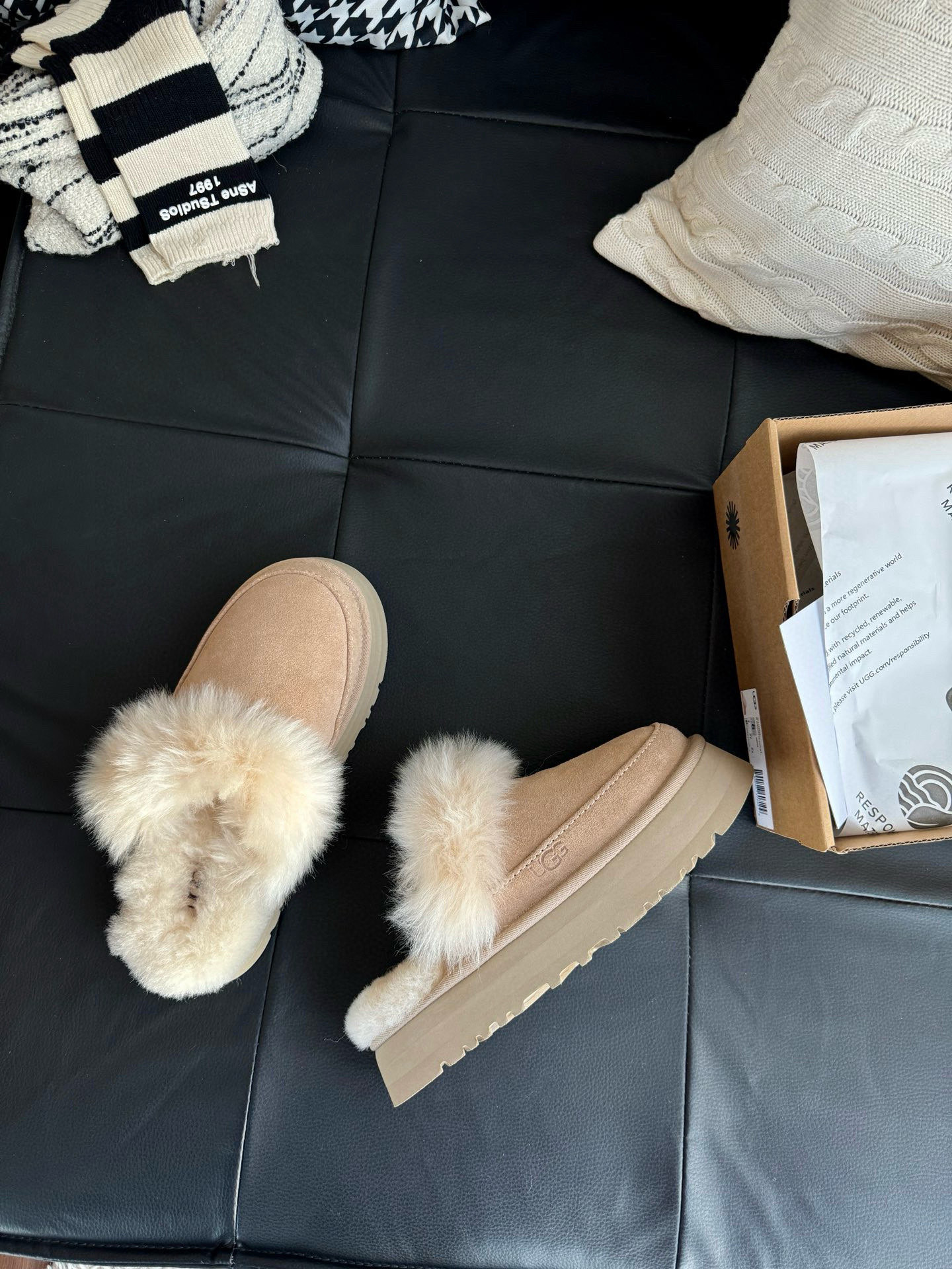 NO:669993,UGG long-haired Titzcut-wool flip flops will make you fall in love with this pair of walking Ug* Titzcut long-hair style, you can go out fashionably with just one kick, American style is lazy and casual. Every foot is like stepping on a cat's belly, fluffy and soft to the top~ And the visual height is increased by 3cm, even a small person can have long legs! With the blessing of long-hair elements, cuteness and aura are online at the same time~ Eye-catching rate when going out on the street Color coral blue, sandcastle brown, maroon  Size 35-40, furry shoes19860909UGG 长毛蒂茨库特-羊毛拖  让你爱上走路这双 Ug* 蒂茨库特长毛款,一脚蹬就时髦出街,美式慵懒随意拿捏 每一脚都像踩在猫咪肚皮上,蓬松柔软到上头~而且视觉增高3cm,小个子也能拥有大长腿!长毛元素加持,可爱和气场同时在线~ 出街吸睛率 颜色珊瑚蓝,沙堡棕,栗色 码数35-40,毛毛鞋,Women's Shoes