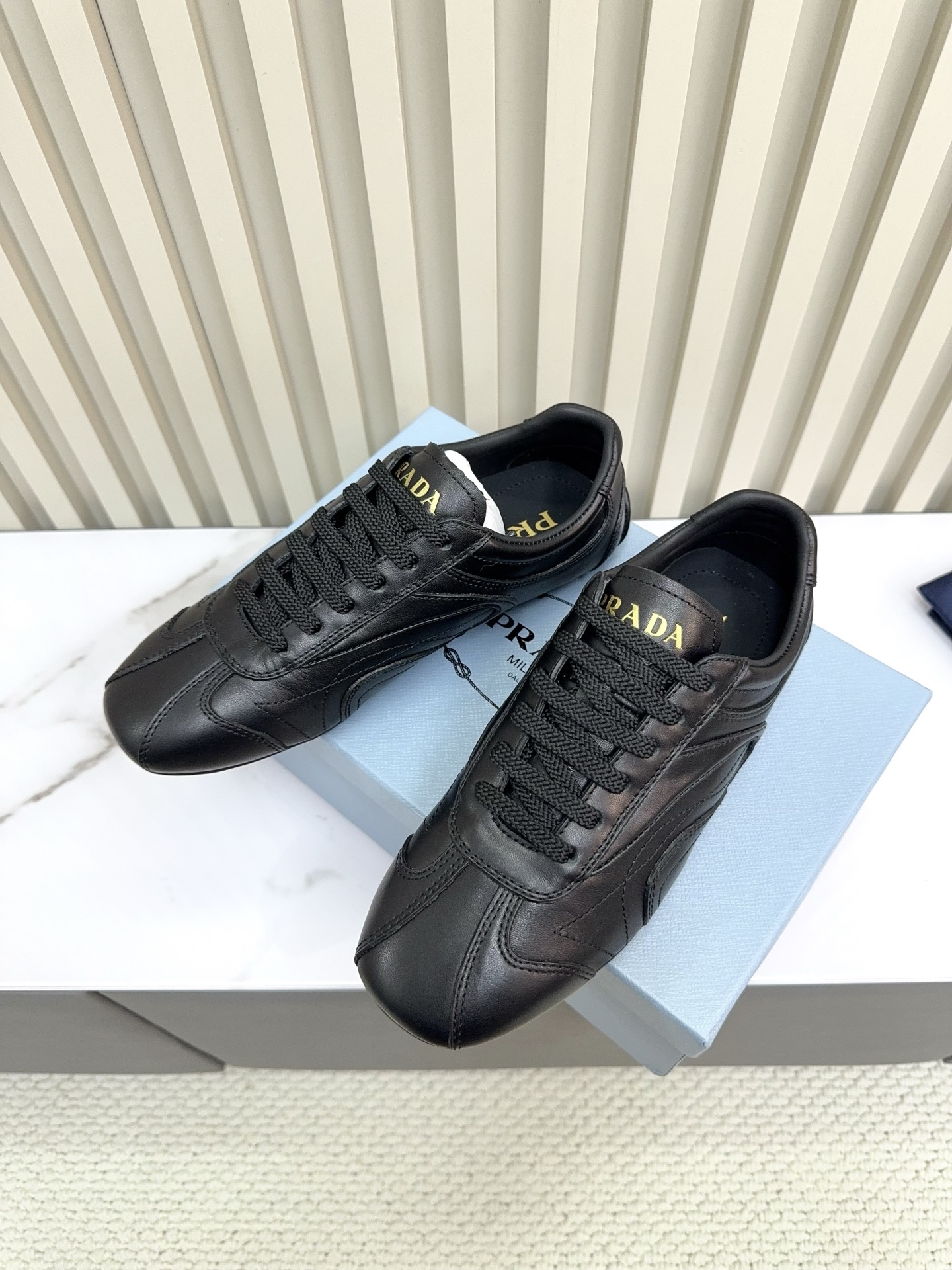 NO:651419,Men 10 Prada Prada/25 new spring and summer casual sports shoes!  The latest catwalk style, classic upgrade, comfortable and fashionable at the same time, the square toe design matches different style needs!  Upper nubuck cowhide/smooth cowhide lining: original customized cowhide lining outsole original molded non-slip outsole female size: 35-40 (customized at 41) male size 40-45 (customized at 45), single shoes, prada, prada, sneakers, cowhide19860909男10  Prada 普拉达/25春夏新款休闲运动鞋！最新走秀款,经典升级 舒适度与时髦度并存 方头设计搭配不同风格需求！ 鞋面磨砂牛皮/光面牛皮 内里: 原版定制牛皮内里 大底原版开模防滑大底 女码: 35-40（41订做） 男码40-45（45定做）,单鞋,prada,prada,sneakers,cowhide,Women's Shoes