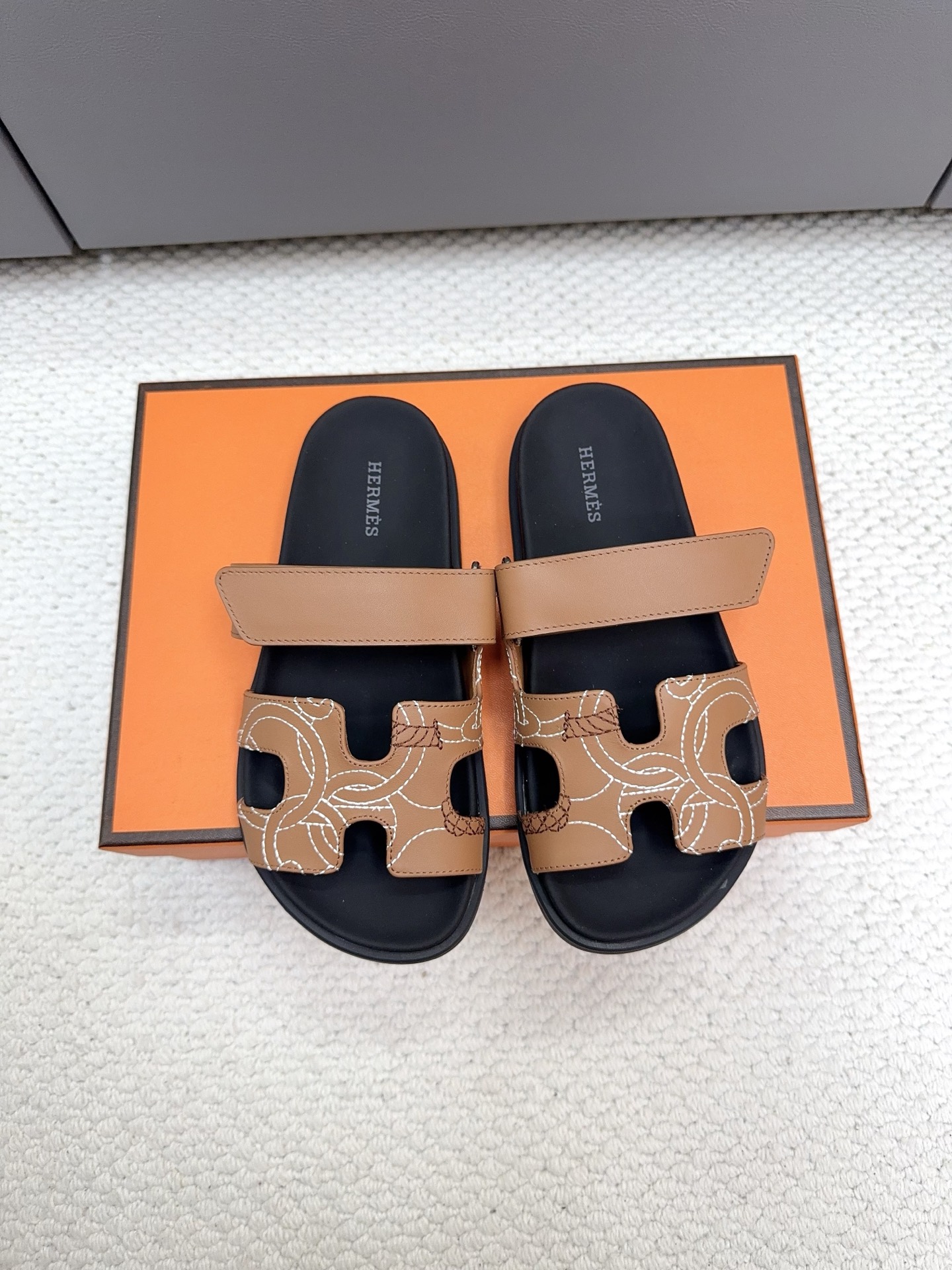 NO:669974,(Top version) Hermes Hermes' extremely popular couple's slippers/sandals, the embroidered cowhide surface is so trendy!  ———————— Upper imported cowhide/sheep leather/cloth/palmprint leather lining imported cowhide/sheepskin Outsole Tpu non-slip and wear-resistant outsole Women’s size 35-42 (40.41.42 non-returnable and non-exchangeable) Men’s size 39-45 (45 non-refundable and non-exchangeable), slippers, hermes, hermes, sandals, slippers, cowhide, sheepskin, sheep19860909（顶级版本） Hermes 爱马仕 火到不行的情侣款二舅拖/凉鞋拖鞋,刺绣牛皮面潮爆了！ ———————— 鞋面进口牛皮/羊京皮/布面/掌纹皮 内里进口牛皮/羊皮 大底Tpu防滑耐磨大底 女码35-42（40.41.42不退不换) 男码39-45（45不退不换）,拖鞋,hermes,hermes,sandals,slippers,cowhide,sheepskin,sheep,Women's Shoes