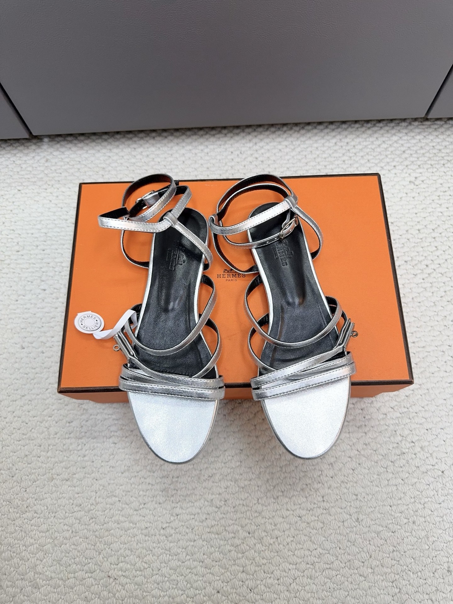 NO:706948,Hermes... Hermès' new Kelly+ hot-selling series has a super positive shape, with a certain thickness that increases the leg length!  Breathable, comfortable imported cowhide, spring and summer color matching, this item is both beautiful and comfortable!  Size size 35-40 (41.42.43 customized), sandals, hermes, hermes, sandals, cowhide19860909Hermes... 爱马仕新款Kelly+爆款系列 版型超正,有一定厚度增高显腿长！透体透气 舒适的进口牛皮 春夏拼色兼具颜值舒适度的单品！ 码数 size 35-40（41.42.43定制）,凉鞋,hermes,hermes,sandals,cowhide,Women's Shoes