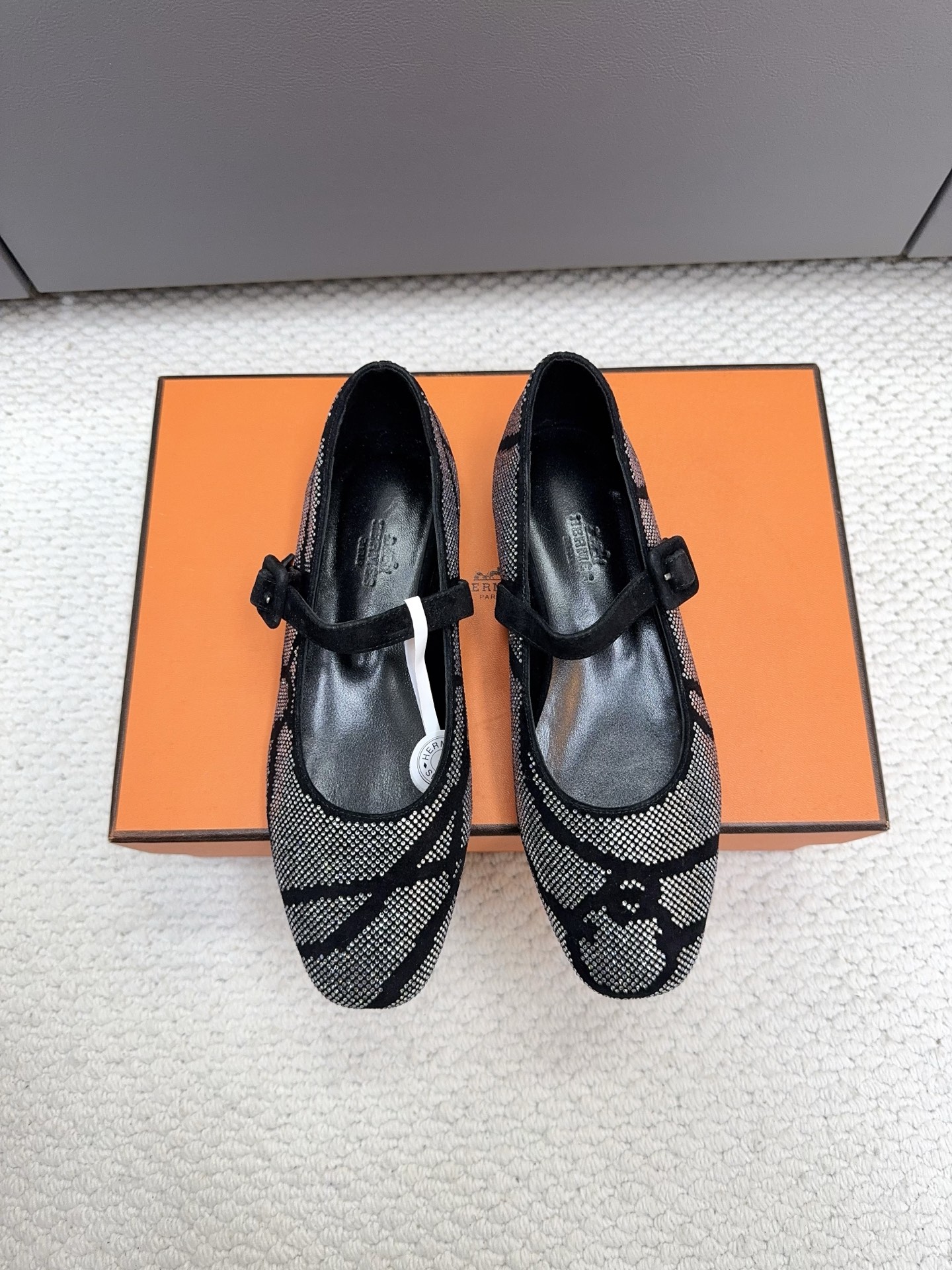 NO:706942,Hermes Hermes 25s early spring new rhinestone Mary Jane flat shoes!  25 new shoes for early spring, highly recommended for you to buy. The forefoot is wide, so it is very comfortable to wear. It can be matched with jeans or formal wear. The products of H family are so classic and good-looking. They will not fall out of fashion with time, but will become more and more flavorful. The upper is original custom calfskin, and the lining is mixed sheepskin. The outsole is Italian genuine leather.  Size 35-40 (40.41.42 customized, non-refundable and non-exchangeable), ballet shoes, hermes, hermes, mary jane, jeans, cowhide, sheepskin, Leather soles19860909Hermes 爱马仕25s早春新款水钻玛丽珍平底单鞋！ 25早春新款单鞋,强烈推荐你们买,前脚掌部分是宽的,所以上脚很舒服,配牛仔裤配正装都可以超级百搭,H家的东西都是这么经典好看,并不会随时间而落时,反而会越来越有味道 鞋面原版定制小牛皮 内里混种羊皮 大底意大利真皮大底 码数35-40（40.41.42定制不退不换）,芭蕾舞鞋,hermes,hermes,mary jane,jeans,cowhide,sheepskin,Leather soles,Women's Shoes