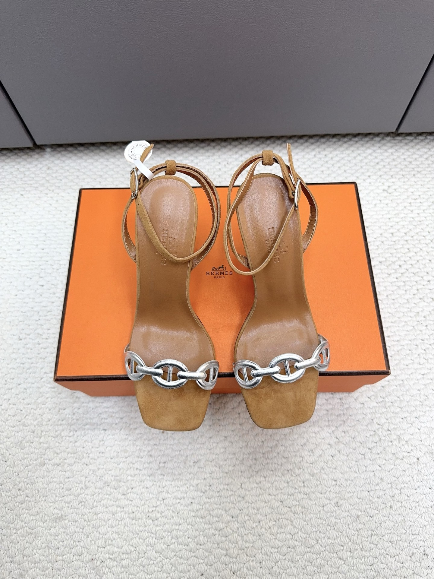 NO:706939,Hermès 25 high-heeled temperament sandals took half a year to develop and were finally shipped in perfect reproduction. Hermès high-heeled shoes are the simplest, most durable and elegant ones I have ever seen!  !  !  Any style can be held, heel height 7cm 9cm 10.5cm size 35-40 (40.41.42 customization is non-returnable and non-exchangeable), high heels and sandals, hermes, hermes, sandals, high heels19860909Hermès 爱马仕25高跟气质凉鞋 耗时半年时间开发,终于完美复刻出货 爱马仕的高跟鞋是我见过最简约最耐看最有气质的！！！任何风格都能hold住, 跟高7cm 9cm 10.5cm size35-40（40.41.42定制不退不换）,高跟鞋凉鞋,hermes,hermes,sandals,high heels,Women's Shoes