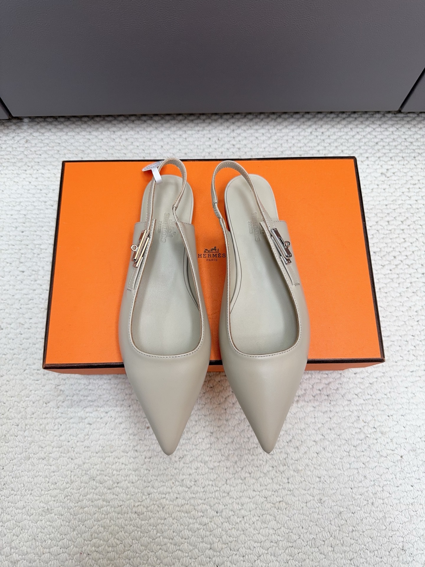 NO:706935,Herms Hermès/Classic New Kelly Muller Half-Trail!  Customized cowhide for the upper, sheepskin lining for the feet/laser hardware engraving, large Italian genuine leather outsole, Size 34-42# (34, 41, 42 are custom-made, non-returnable and non-exchangeable), single shoes, hermes, hermes, cowhide, sheepskin19860909Herms 爱马仕/经典新kelly穆勒半拖！ 鞋面订制牛皮 内里垫脚羊皮/激光五金刻字 大底意大利真皮大 Size34-42#（34,41,42订做不退不换）,单鞋,hermes,hermes,cowhide,sheepskin,Women's Shoes