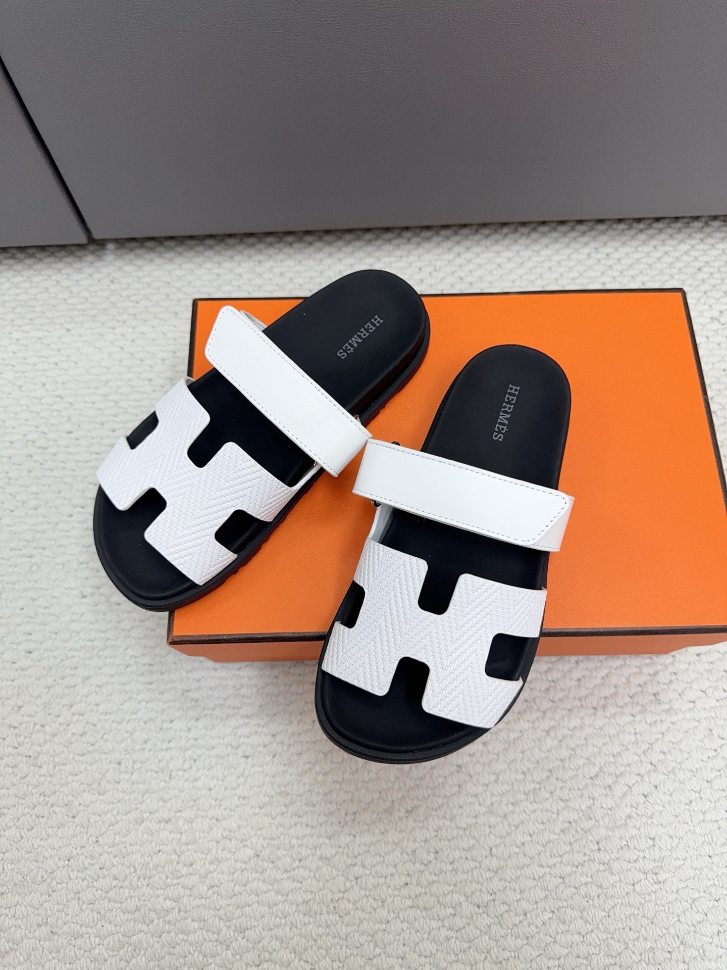 NO:706933,(Top version) Hermes Hermes' extremely popular couple's second uncle slippers/sandals and slippers, extremely trendy!  ———————— Upper imported cowhide/sheep leather/cloth/palmprint leather lining imported cowhide/sheepskin Outsole Tpu non-slip and wear-resistant outsole Women’s size 35-42 (40.41.42 non-returnable and non-exchangeable) Men’s size 39-45 (45 non-refundable and non-exchangeable), slippers, hermes, hermes, sandals, slippers, cowhide, sheepskin, sheep19860909（顶级版本） Hermes 爱马仕 火到不行的情侣款二舅拖/凉鞋拖鞋,潮爆了！ ———————— 鞋面进口牛皮/羊京皮/布面/掌纹皮 内里进口牛皮/羊皮 大底Tpu防滑耐磨大底 女码35-42（40.41.42不退不换) 男码39-45（45不退不换）,拖鞋,hermes,hermes,sandals,slippers,cowhide,sheepskin,sheep,Women's Shoes