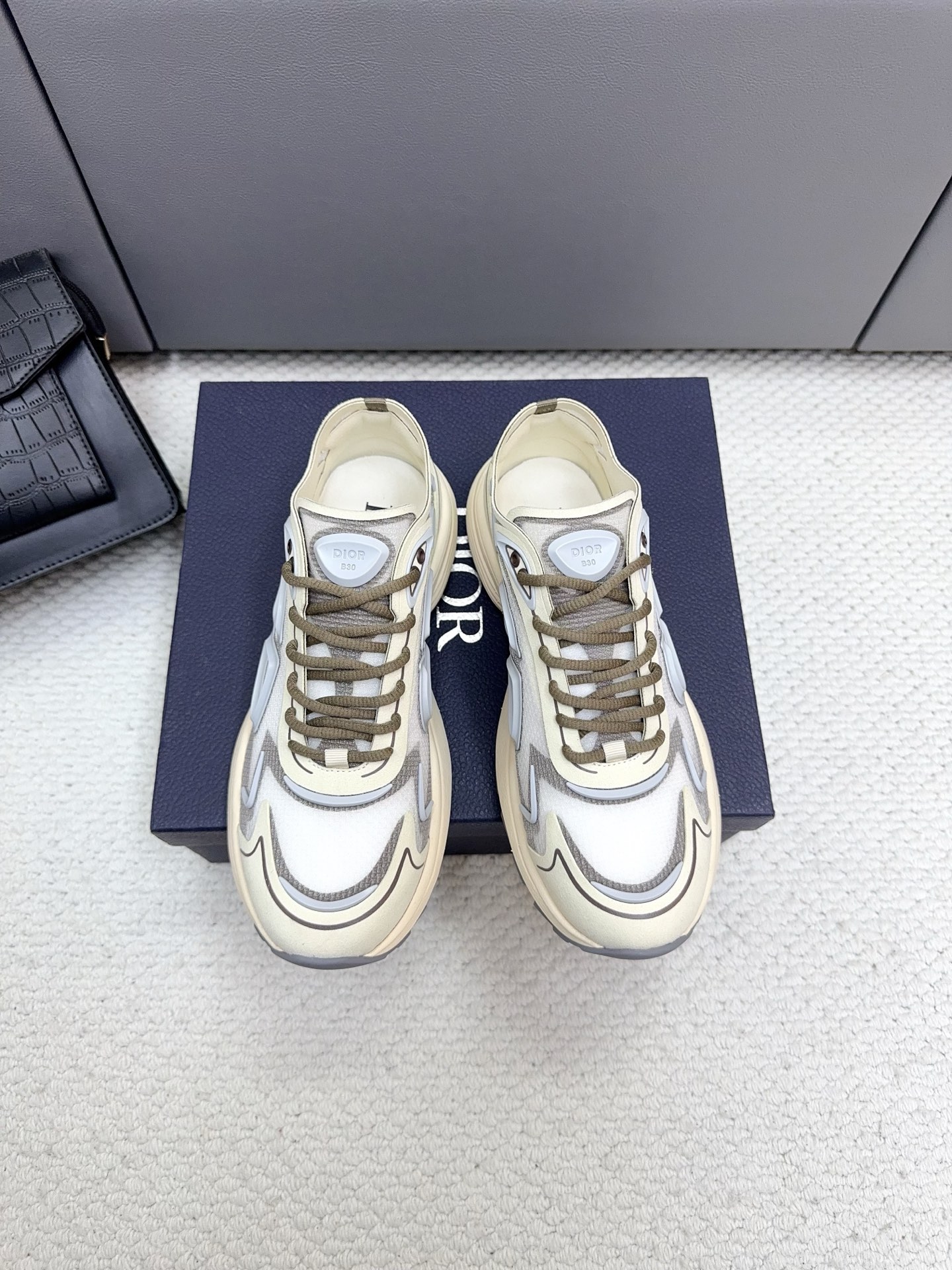 NO:706922,Dior Dior/couples B30 breathable mesh sneakers!  Purchased from the original version, developed and made. Carefully made of Dior mesh fabric, decorated with same-tone CD Diamond pattern canvas panels on the sides. The shoelace eyelets in the CD Icon shape are clever and exquisite, and the tongue and heel are decorated with special details, making it even more refined. A very casual and versatile shoe. Fabric mesh fabric. Customized breathable lining. Outsole foam bottom. Bottom thickness 3CM. Women's size 35-41 (customized for 41).  Men's size 38-46 (customized at 38.45.46), dad shoes, dior, dior, sneakers19860909Dior 迪奥/情侣款 B30透气网面运动鞋！ 原版购入开发做货 采用迪奥网纱面料精心制作,侧面饰以同色调 CD Diamond 图案帆布镶片. CD Icon 造型的鞋带孔眼巧妙精致,鞋舌和鞋跟处均饰以特色细节,更显精致 非常休闲百搭一款鞋子 面料网纱面料 内里定制透气内里 大底发泡底 底厚3CM 女码35-41（41定做） 男码38-46（38.45.46定制）,老爹鞋,dior,dior,sneakers,Women's Shoes