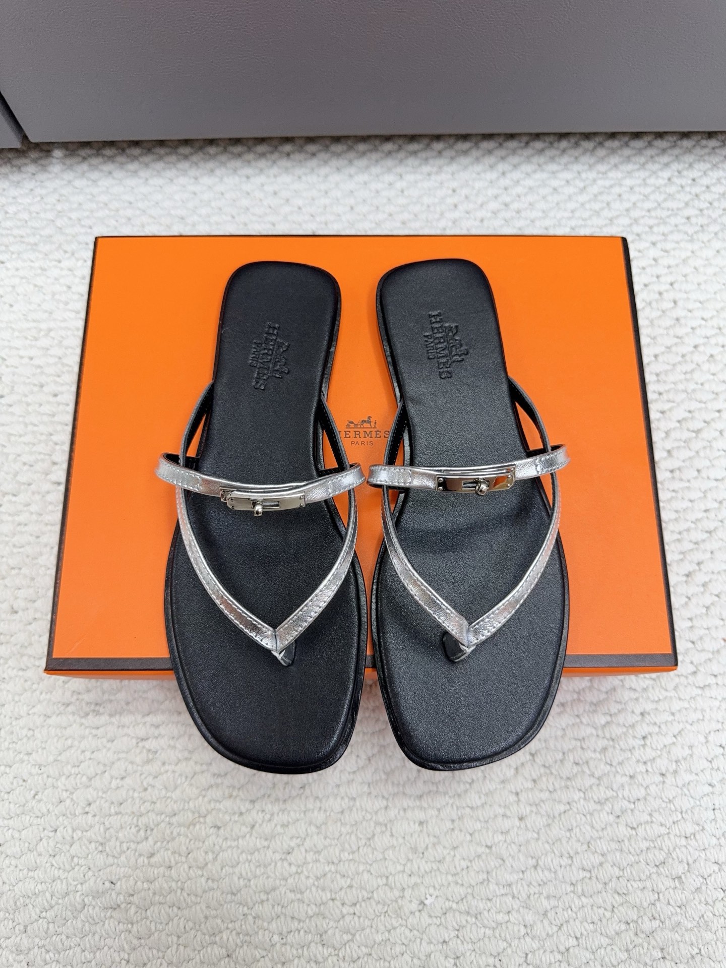 NO:790031,Hermès Kelly buckle thin strap flip-flops | 2026 Spring and Summer Goddess Style Who knows!  This pair of Hermès Kelly buckle clip-on slippers directly welds the sense of luxury to the feet. The classic Kelly silver buckle is embellished with thin straps, which is simple and elegant. The square toe design makes the feet slimmer, and the feet become exquisite in seconds, and there is no choice in the outfit!   Imported first-layer cowhide upper, the texture is so delicate that it shines, soft elastic feet + original molded outsole, long-term wear will not tire your feet, and you can go shopping without stress. The multi-color online is clean white, cool black, gentle brown, retro burgundy, high-end dark gray, each pair is aesthetically pleasing!  It can be used for outings, vacations, and daily commuting in spring and summer. If you are lazy, you can just step out and fill up the atmosphere. You can close your eyes and get a good deal!   #Hermes slippers #Hermes #Kelly buckle slippers #spring and summer wear #luxury slippers #high-end wear #vacation wear #thin strap sandals Original specific leather uppers Imported mixed sheepskin lining Outsole Original Italian leather outsole Heel height 1.5cm  Shoe size: 35-39 (40.41.42. Customized, non-refundable), split-toe shoes, hermes, hermes, slippers, cowhide, sheepskin, Leather soles19860909Hermès Kelly扣细带夹脚拖｜2026春夏封神款  谁懂啊！爱马仕这双Kelly扣夹脚拖直接把高级感焊在脚上 经典Kelly银扣点缀细带,简约又显贵,方头设计超显脚瘦,上脚秒变精致大小姐,完全不挑穿搭！  进口头层牛皮鞋面,质感细腻到发光,软弹垫脚+原版开模大底,久穿不累脚,暴走逛街都毫无压力.  多色全在线干净白、酷飒黑、温柔棕、复古酒红、高级深灰,每双都长在审美上！春夏出街、度假、日常通勤都能搭,懒人出门一脚蹬,氛围感直接拉满,闭眼入不亏！  #爱马仕拖鞋 #Hermes #Kelly扣夹脚拖 #春夏穿搭 #奢侈品拖鞋 #高级感穿搭 #度假穿搭 #细带凉拖 鞋面原版特定皮面 内里进口混种羊皮 大底原版意大利真皮大底 跟高1.5cm 鞋码:35-39（40.41.42.定做不退换）,分趾鞋,hermes,hermes,slippers,cowhide,sheepskin,Leather soles,Women's Shoes
