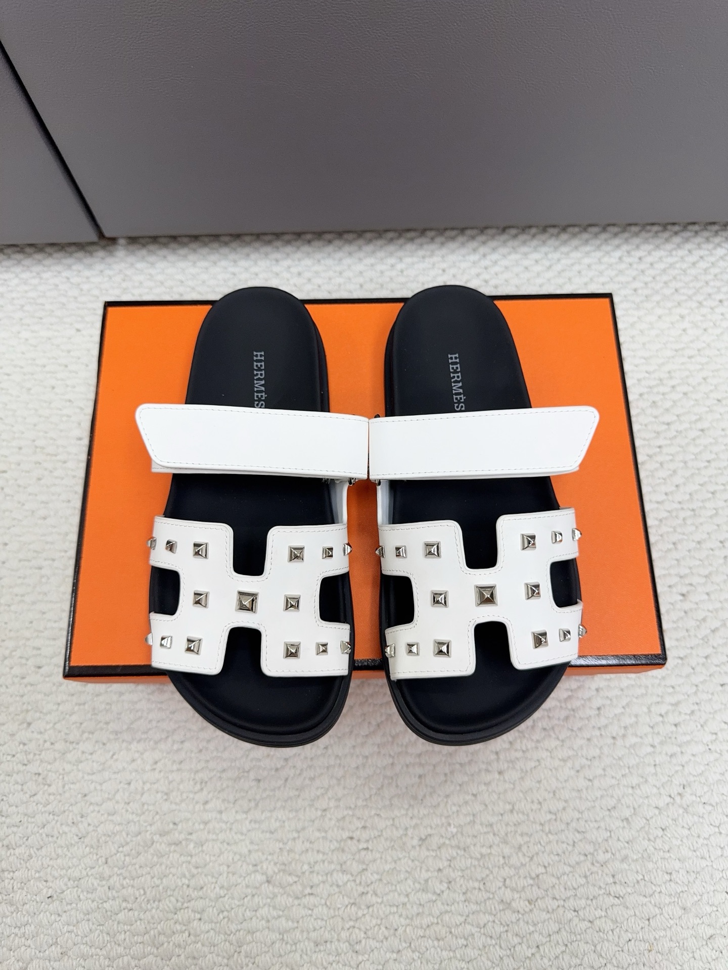 NO:790033,Hermès Chypre rivets and Velcro drag strips | A must-have for spring and summer high-end looks. Who can resist Hermès’s new color rivet drag strips?  The classic H-shaped upper is studded with silver rivets, giving it a sweet and cool feel. The Velcro design can be put on and taken off in one second, making it casual and elegant. It doesn’t matter how you choose to wear it. The upper is made of cow leather; the foot pads are made of mixed sheepskin, which is soft and fufu on the foot. The original molded outsole feels super stable and makes daily running without stress. White/brown/black three colors are available online, gentle brown, cool black, clean white, each pair is aesthetically pleasing!  , the couple's model is directly locked in. It is an artifact of the atmosphere when going out in spring and summer. You can buy it with your eyes closed ———————— The upper is imported cowhide/sheep leather/cloth/palmprint leather. The lining is imported cowhide/sheepskin. Outsole Tpu non-slip and wear-resistant outsole. Women's size 35-42 (40.41.42 non-returnable and non-exchangeable)  Men's size 39-45 (45 non-refundable and non-exchangeable), slippers, hermes, hermes, slippers, cowhide, sheepskin, sheep19860909Hermès Chypre铆钉魔术贴二舅拖｜春夏高级感刚需  谁能拒绝爱马仕这双新色铆钉二舅拖！经典H型鞋面缀满银质铆钉,甜酷感直接拉满,魔术贴设计一秒穿脱,随性又显贵,完全不挑穿搭风格.  鞋面全牛皮；垫脚采用混种羊皮,上脚软fufu,原版开模大底脚感超稳,日常暴走无压力.  白/棕/黑三色全在线,温柔棕、酷飒黑、干净白,每双都长在审美上！,情侣款直接锁死,春夏出街氛围感神器,闭眼入不亏 ———————— 鞋面进口牛皮/羊京皮/布面/掌纹皮 内里进口牛皮/羊皮 大底Tpu防滑耐磨大底 女码35-42（40.41.42不退不换) 男码39-45（45不退不换）,拖鞋,hermes,hermes,slippers,cowhide,sheepskin,sheep,Women's Shoes