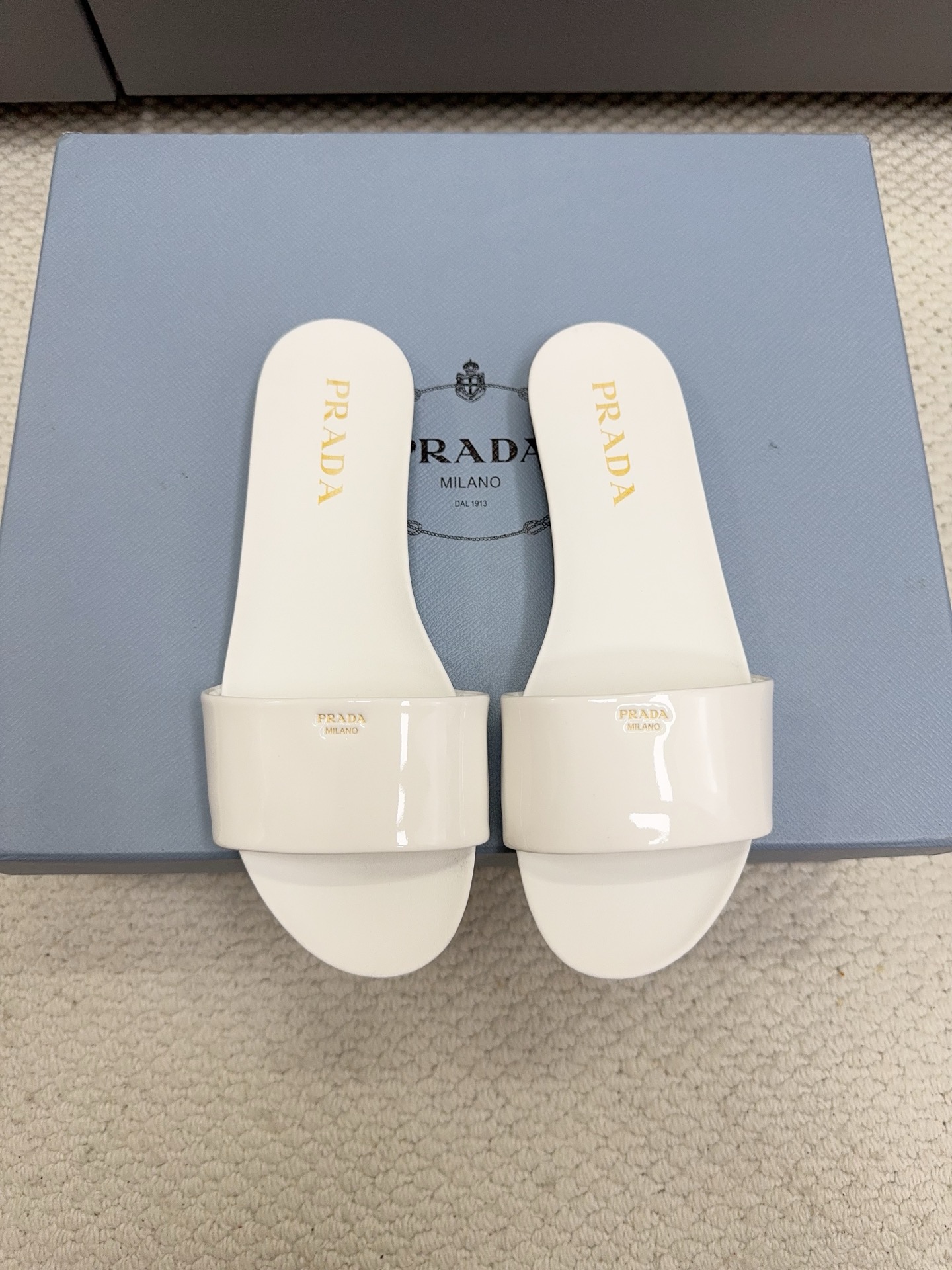 NO:780900,Prada 25ss flat sandals!  This year's popular square-toe one-line series, the must-have slippers for lazy people, are so good-looking on the feet. The whole pair of shoes are light, comfortable and brightly colored to meet the various choices of fashionable people of different styles! ———————————— Fabric cowhide/braided straw rope Lining sheepskin lining Outsole Genuine leather outsole Size 35-39 (40.41 custom-made non-refundable), slippers, prada, prada, slippers, cowhide, sheepskin, Leather soles19860909Prada 普拉达 25ss 平底凉拖鞋！ 今年流行的方头一字系列,懒人必备拖鞋上脚是如此的好看 让整双鞋轻便舒适鲜艳色彩满足不同风格时髦人士的多种选择! ———————————— 面料牛皮/编织草绳 内里羊皮内里 大底真皮大底 码数35-39（40.41定做不退换）,拖鞋,prada,prada,slippers,cowhide,sheepskin,Leather soles,Women's Shoes