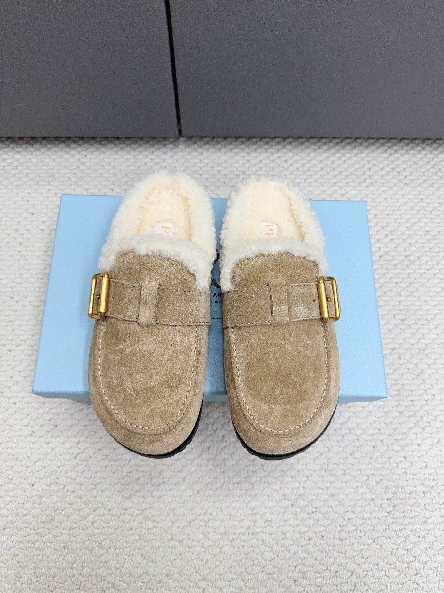 NO:957374,Prada / Prada 26 new autumn and winter wool mops!  24 new autumn and winter wool slippers/lamb wool integrated wool shoes/outline the Prada brand logo, highlighting the high-end atmosphere!  Made of sheepskin lining imported from Australia, it has excellent warmth retention effect in winter. The fabric is imported two-layer frosted cowhide. The lining is imported sheepskin sheepskin from Australia. Outsole necklace outsole. Women's size 35～41 (customized for 41), semi-shoes, prada, prada, necklace, cowhide, sheepskin.19860909Prada / 普拉达26秋冬新款羊毛拖！ 24秋冬新款羊毛拖/ 羊羔毛一体羊毛鞋/勾勒出普拉达品牌logo 凸显高端大气 ！采用澳洲进口羊皮毛内里,冬季保暖效果超赞 面料进口二层磨砂牛皮 内里澳洲进口羊皮羊一体 大底项链大底 女码35～41（41定做）,半拖毛毛鞋,prada,prada,necklace,cowhide,sheepskin,Women's Shoes