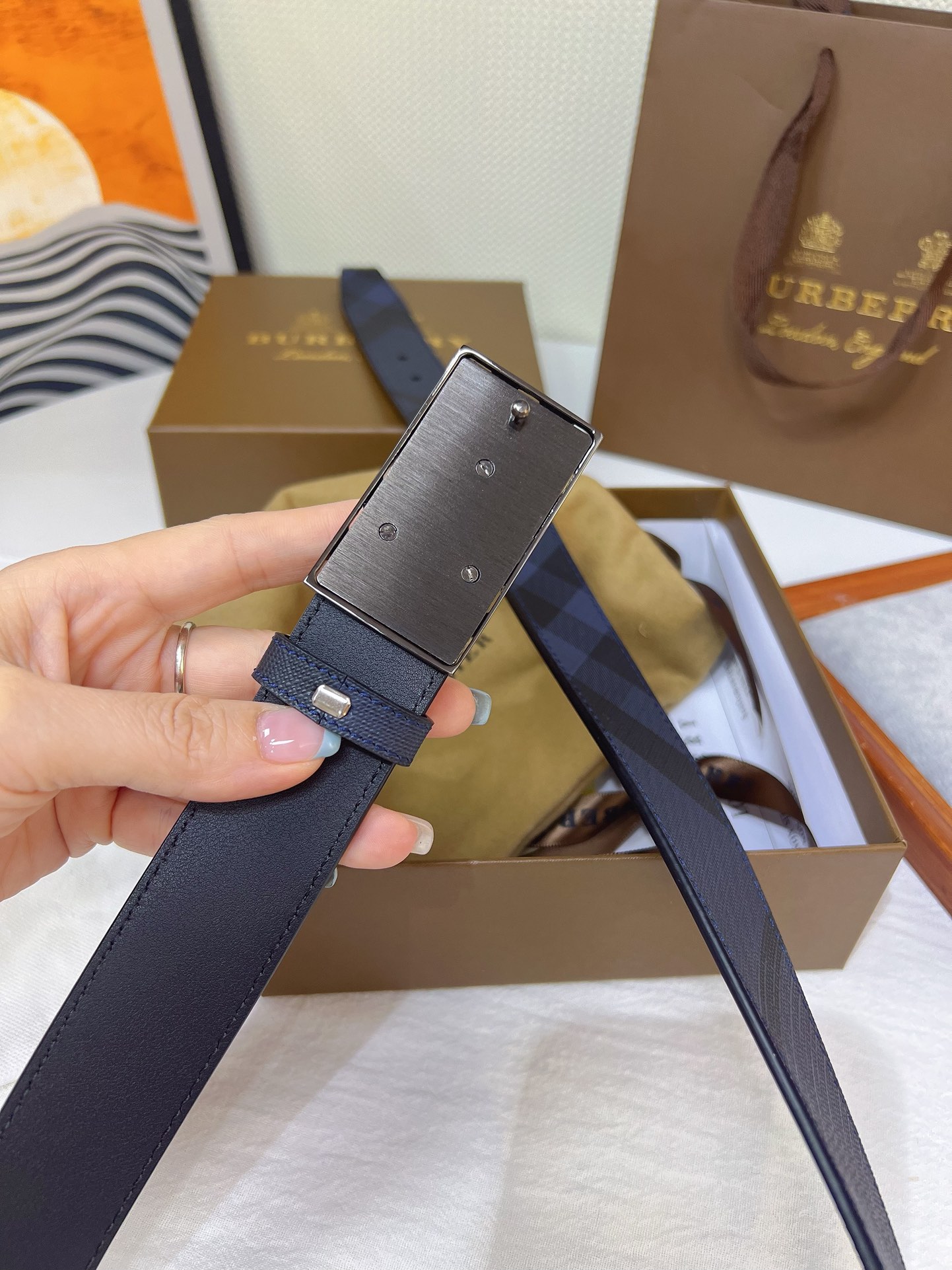 新款Burberry巴宝莉专柜同步上新意大利制腰带精选光滑皮革与粒纹皮革制成饰牌搭扣装饰品牌专属标识图案