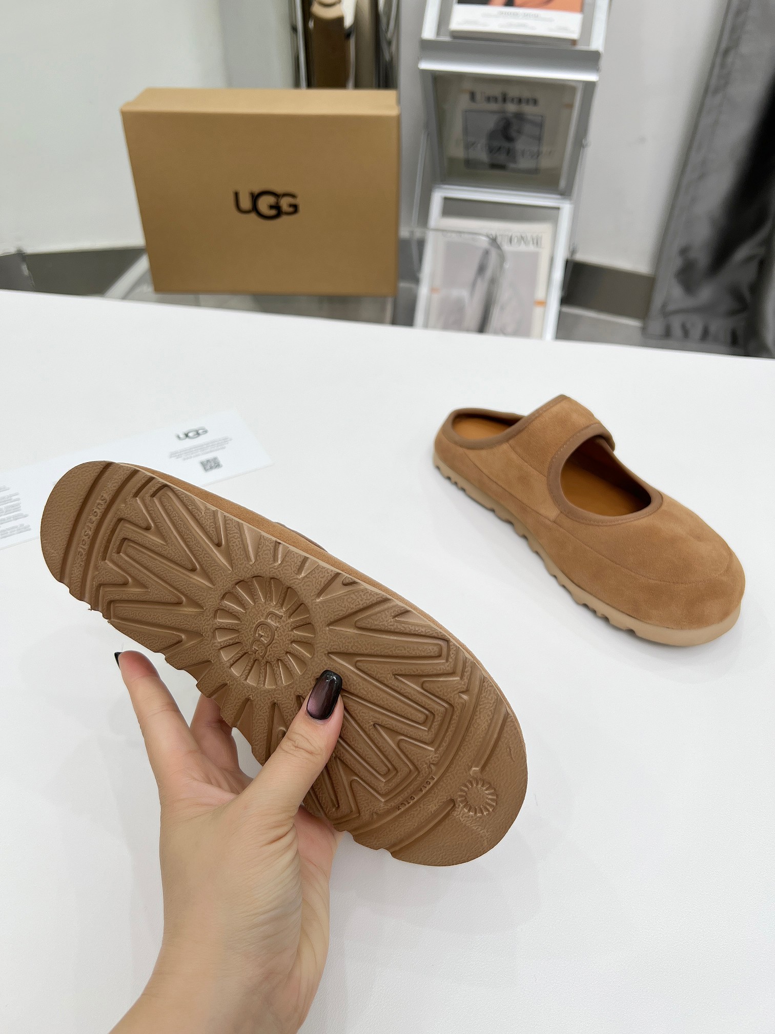 Las pantuflas pequeñas y perezosas de fondo plano de 3 colores Mary Jane de piel de oveja ugg más populares (segunda ge…