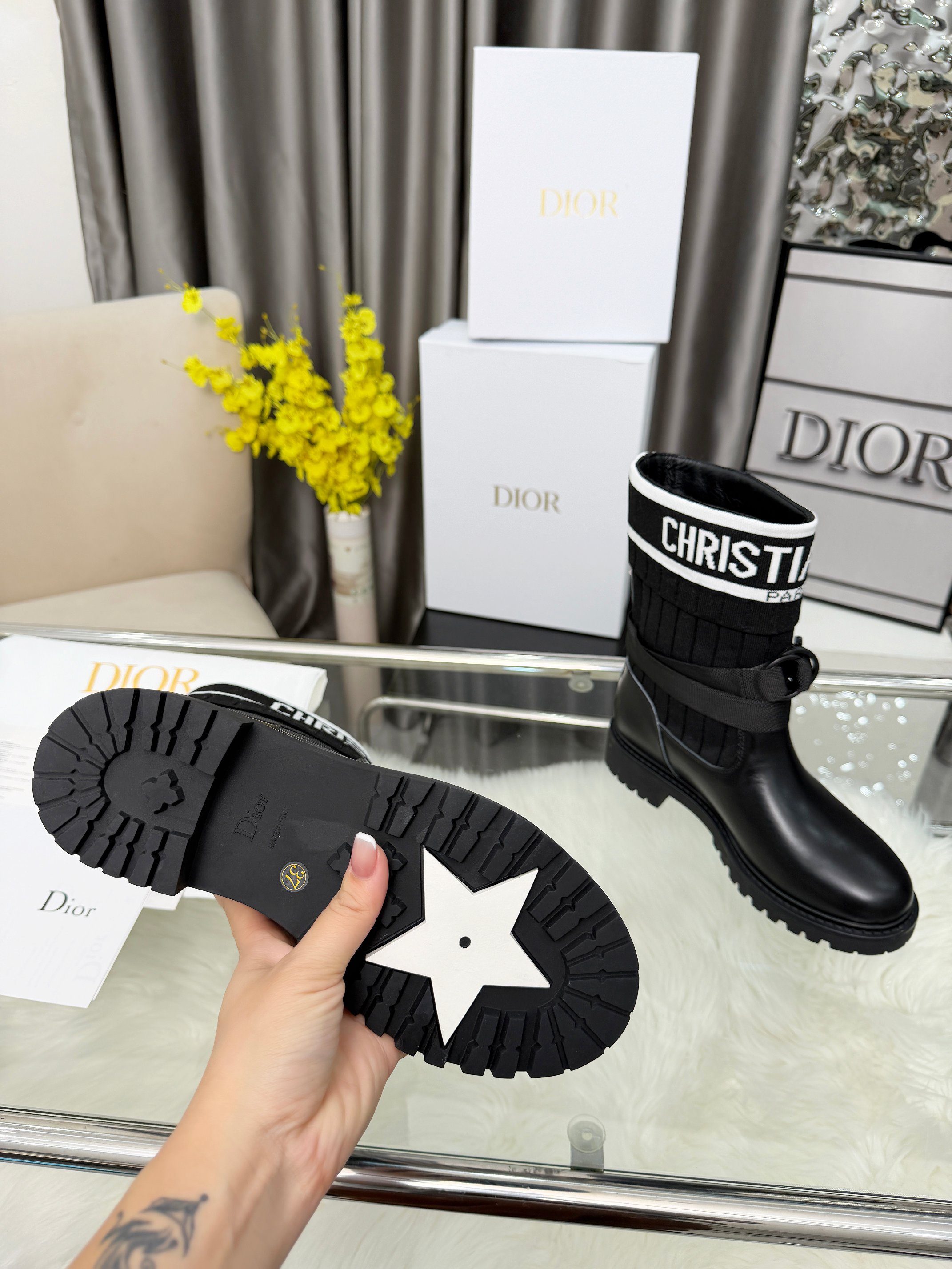 NO:681491,(Top version) Dior25 new embroidered boots are really shining, temperament #princesshappyprincessknow # Shoe Controller’s Daily #0otd#dior #Dior #Dior boots Dio·High Boots New Product It’s really yyds, the classic model is made of fine fabrics, with a rough texture, very high-end! The entire upper is embroidered, very heavy-duty! The upper is made of calfskin, and the original lucky star outsole! The lining is made of lambskin! Top boutique size  Matching sizes 35 to 40, boots, dior, boots, cowhide, sheepskin19860909（顶级版本） Dior25新品刺绣靴子真的在发光气质款 #公主的快乐公主知道 #鞋控的日常 #0otd#dior #Dior #Dior靴子 Dio·高靴新品 真的是yyds啊,经典款该了面料,有粗尼的质感,很是高级的!整个鞋面都是刺绣的,非常重工!鞋面小牛皮材质,原版幸运星大底!内里小羊皮材质!顶级精品size 配码35一40,靴子,dior,boots,cowhide,sheepskin,Women's Shoes