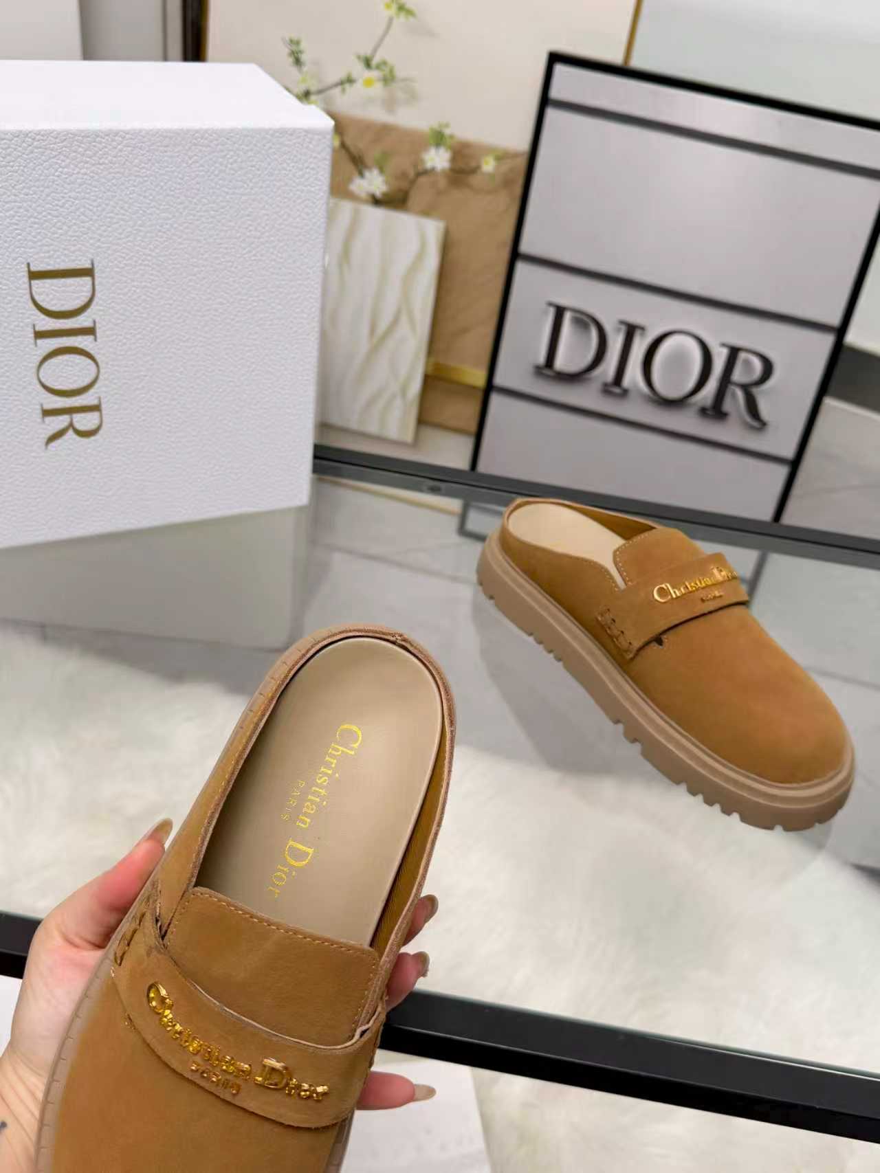 NO:789032,(Top version) Dior Dior high version semi-slippery slippers, 2026 new classic model purchasing level quality foreign counter popular thick-soled slippers———————— Upper cowhide lining sheepskin original customized special materials. Original sole mold opening 1.1 (lightweight) thick bottom heel 5cm, forefoot 3cm  Size 35-40 (with full set of packaging, cloth bag handbag card instructions) Welcome to place orders in advance, first come first served. Win-win cooperation., semi-trailer, dior, dior, slippers, cowhide, sheepskin19860909（顶级版本） Dior迪奥高版本半拖懒人鞋,2026新品经典款代购级别品质国外专柜爆款厚底拖鞋————————————  鞋面牛皮内里羊皮原版定制特殊材料. 鞋底原版开模1.1（轻便） 底厚后跟5cm 前掌3cm 码数35-40（配全套包装,布袋手提袋卡片说明书）欢迎各位提前报单,先报先得.合作共赢.,半拖,dior,dior,slippers,cowhide,sheepskin,Women's Shoes
