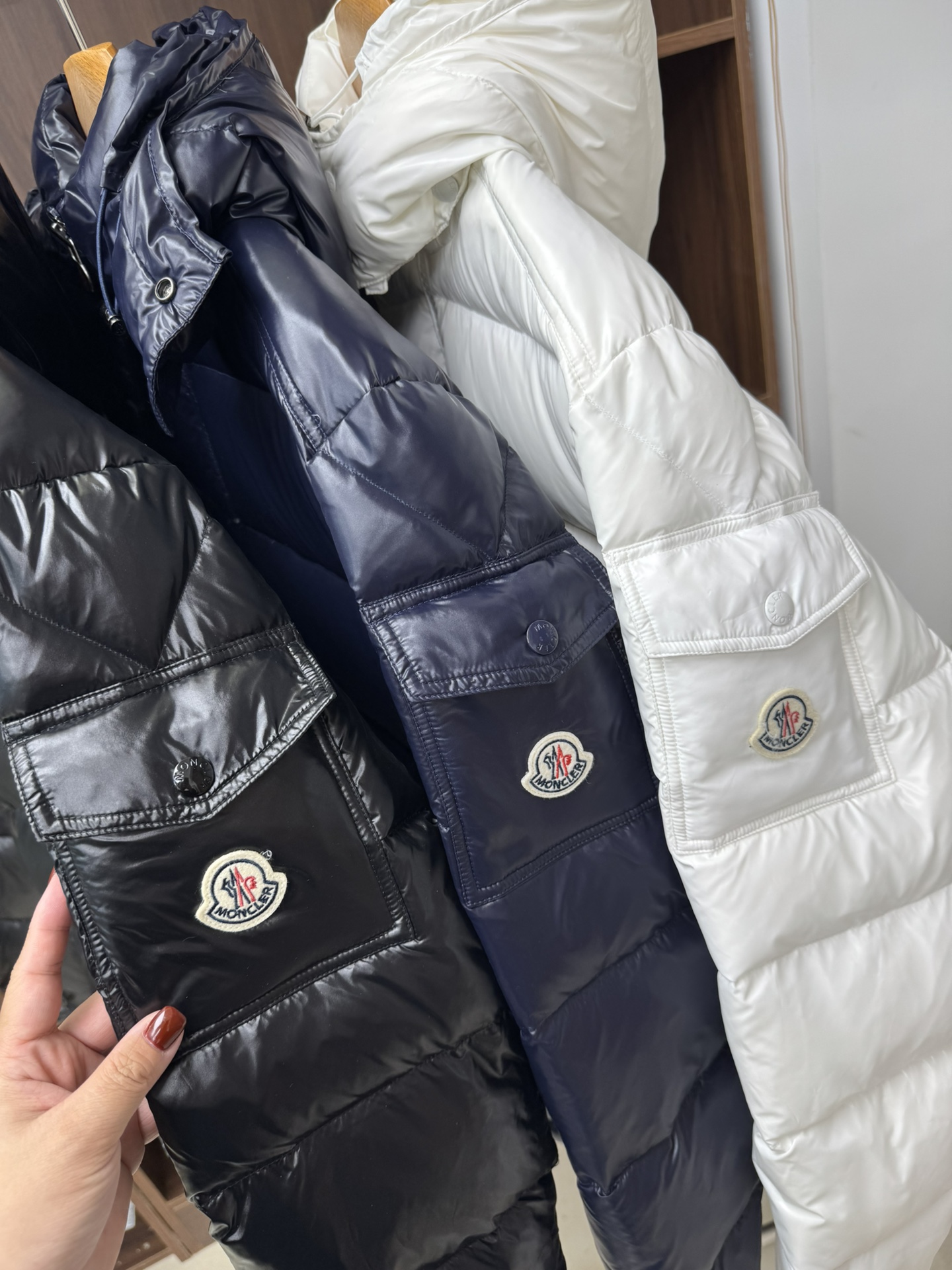 600💰（编号3）
Moncle*r蒙口 maya70周年纪念款亮面鹅绒羽绒服

官网在售14900软妹币！

面料 外层是Super laque防水尼龙 奢华亮面 
填充蒙口专用最高等级DIST 90白鹅绒 
里外鼓鼓囊囊全是绒 又轻 又蓬松 又饱满 绗缝大格的填充设计 按压时有明显的空气感
上身轻盈有型 很温暖那种感觉 特别舒服😌 
