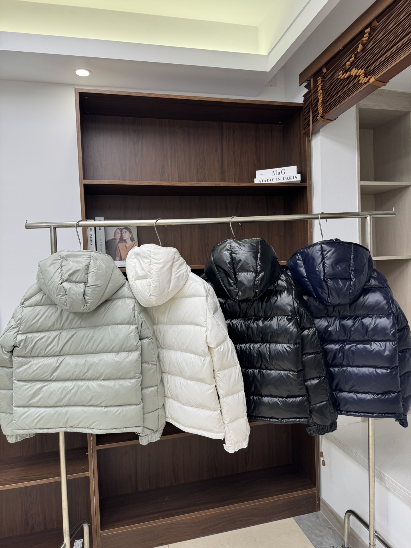 600💰（编号3）
Moncle*r蒙口 maya70周年纪念款亮面鹅绒羽绒服

官网在售14900软妹币！

面料 外层是Super laque防水尼龙 奢华亮面 
填充蒙口专用最高等级DIST 90白鹅绒 
里外鼓鼓囊囊全是绒 又轻 又蓬松 又饱满 绗缝大格的填充设计 按压时有明显的空气感
上身轻盈有型 很温暖那种感觉 特别舒服😌 
