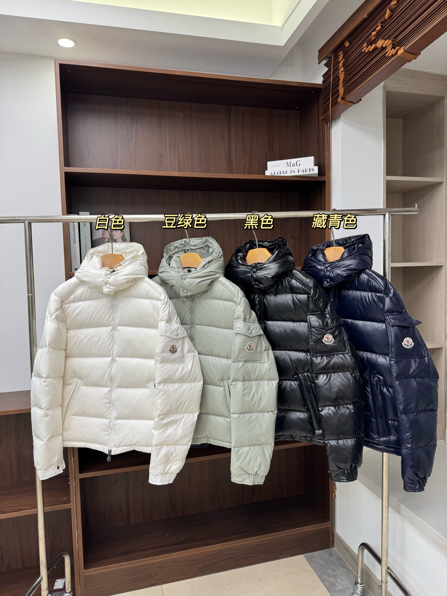 600💰（编号3）
Moncle*r蒙口 maya70周年纪念款亮面鹅绒羽绒服

官网在售14900软妹币！

面料 外层是Super laque防水尼龙 奢华亮面 
填充蒙口专用最高等级DIST 90白鹅绒 
里外鼓鼓囊囊全是绒 又轻 又蓬松 又饱满 绗缝大格的填充设计 按压时有明显的空气感
上身轻盈有型 很温暖那种感觉 特别舒服😌 
