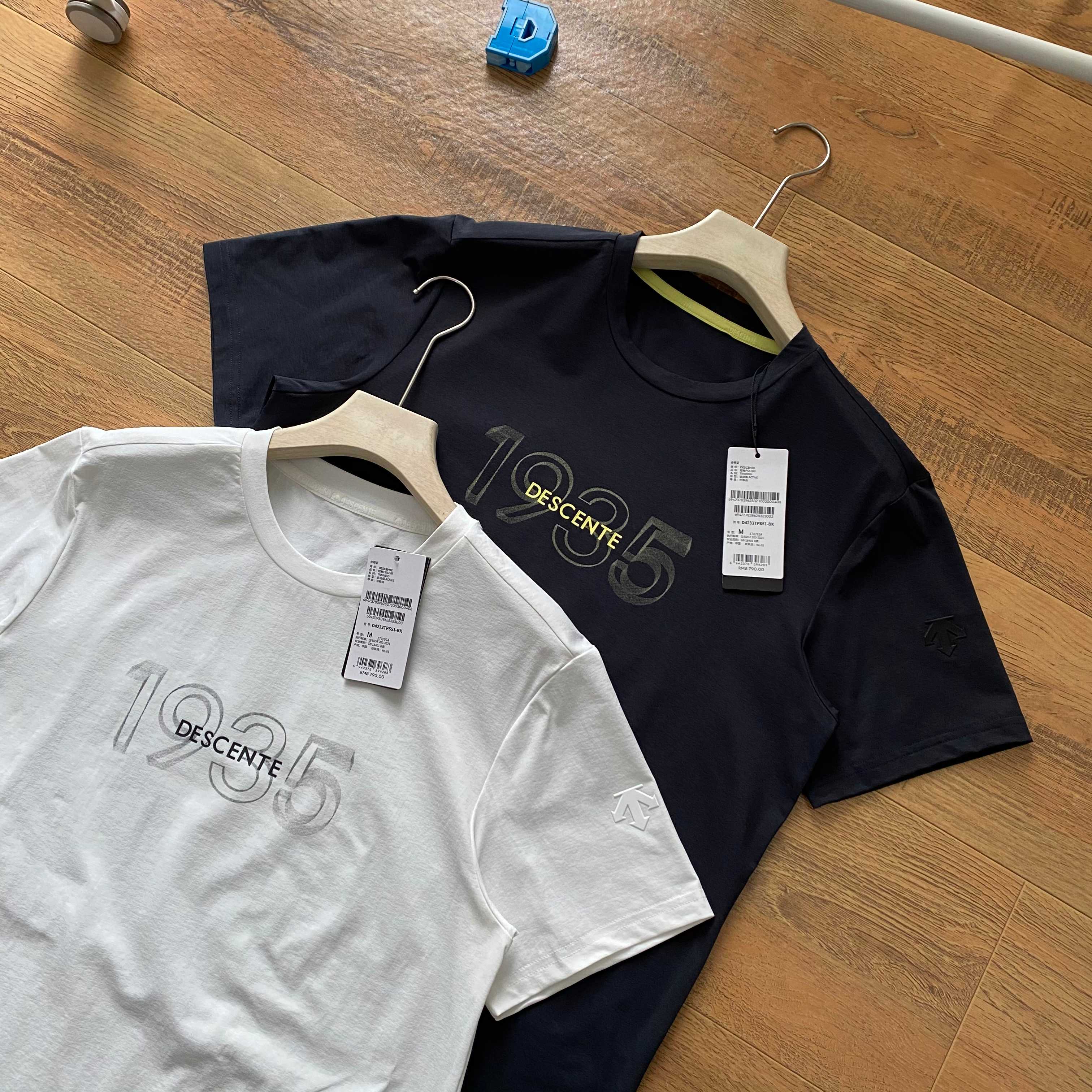 Alternative view of T-Shirt 07111