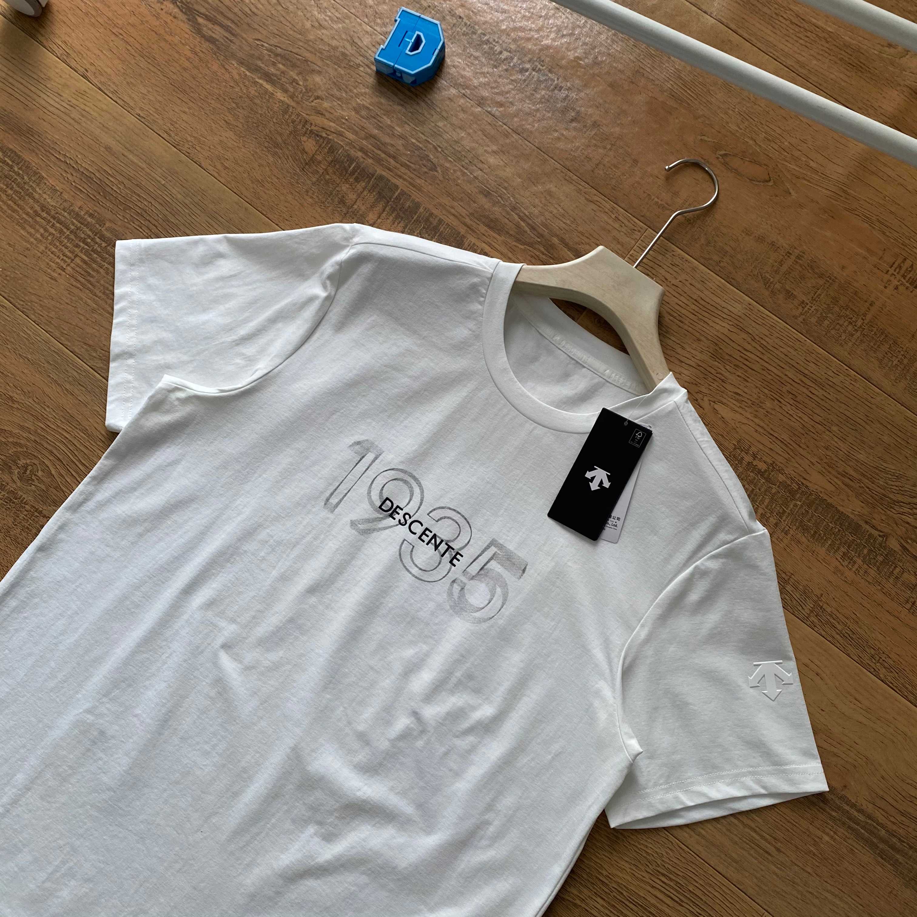 Alternative view of T-Shirt 07110