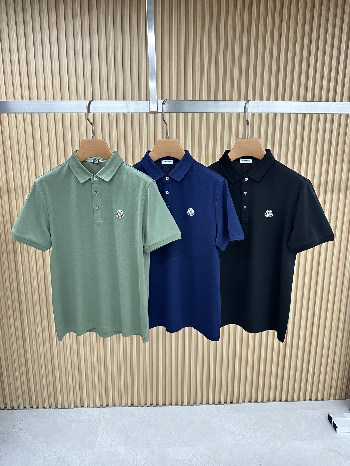 NO:133567,The latest style of the spring and summer counter top fine pearl mercerized short-sleeved polo shirt lapel T-shirt with high-end customization and avant-garde design!  Heavy craft design, high-end customized fabric, soft feel, comfortable to wear, exquisite counter-level car line, fine workmanship, invincible and handsome upper body effect!  A must-have item for handsome men!  M-3XL (178 140 catties wear L slim fit maximum wear 190 catties), Moncler, T-shirt, tees, t-shirt, alexander wang19860909蒙口 春夏专柜最新款顶级细珠地丝光短袖polo衫翻领T恤 高端订制 设计前卫！重工艺设计 高端订制面料.手感柔软.穿着舒适.专柜级别精致车线.做工精细.上身效果无敌帅气！型男必备单品！码数M-3XL（178 140斤穿L修身 最大穿190斤）,,Moncler,T-shirt,tees，t-shirt,alexander wang,Men's clothing