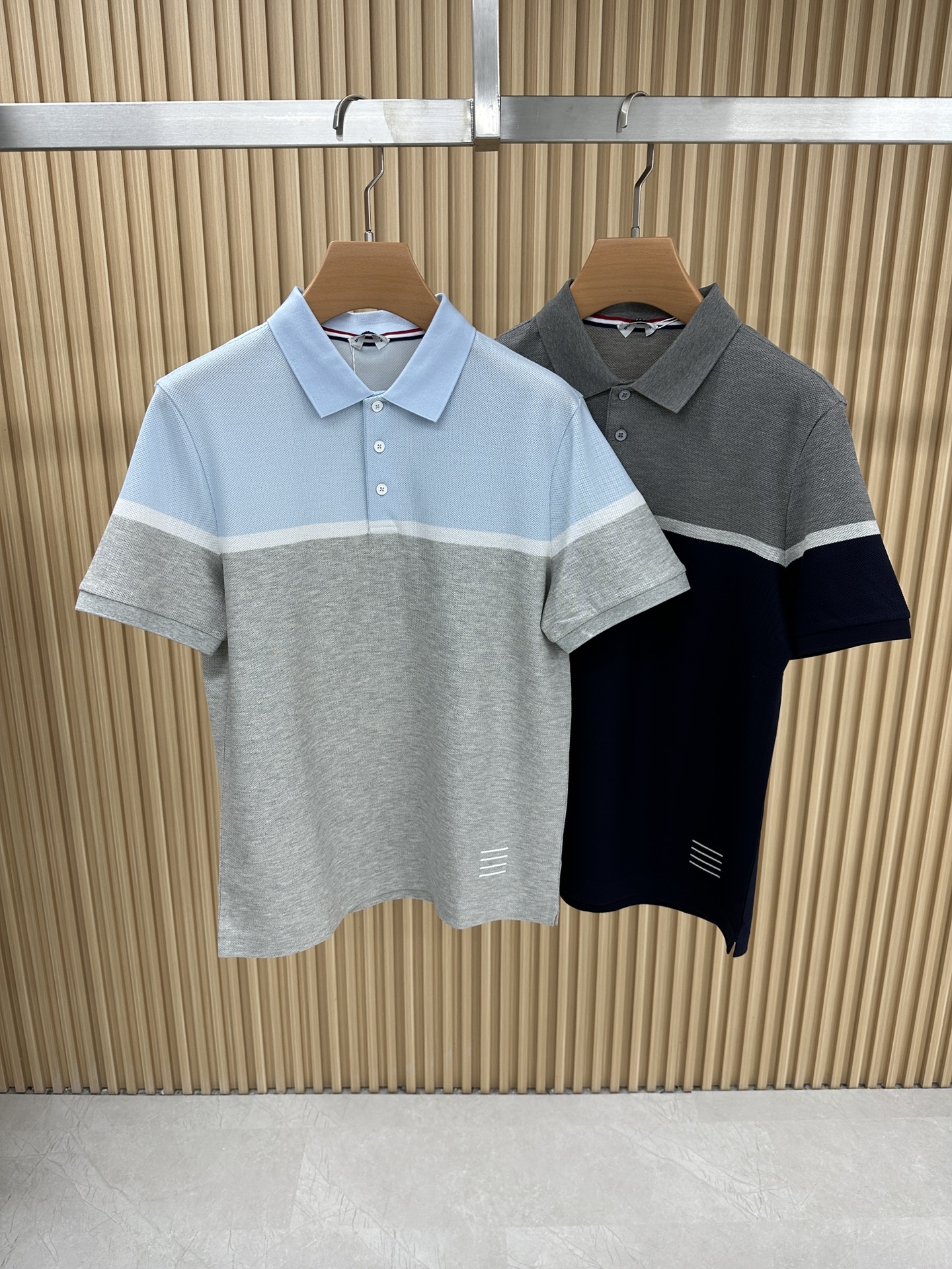 NO:133564,TB Spring and Summer Counter Latest Top-Level Slim Beaded Mercerated Short-Sleeve Polo Sweater Lapel T-shirt High-end Customized Design Avant-garde!  Heavy craft design, high-end customized fabric, soft feel, comfortable to wear, exquisite counter-level car line, fine workmanship, invincible and handsome upper body effect!  A must-have item for handsome men!  Number of code M-3XL (178 140 catties wear L slim fit maximum wear 190 catties), T-shirt,tees,t-shirt,alexander wang19860909TB 春夏专柜最新款顶级细珠地丝光短袖polo衫翻领T恤 高端订制 设计前卫！重工艺设计 高端订制面料.手感柔软.穿着舒适.专柜级别精致车线.做工精细.上身效果无敌帅气！型男必备单品！码数M-3XL（178 140斤穿L修身 最大穿190斤）,,T-shirt,tees，t-shirt,alexander wang,Men's clothing