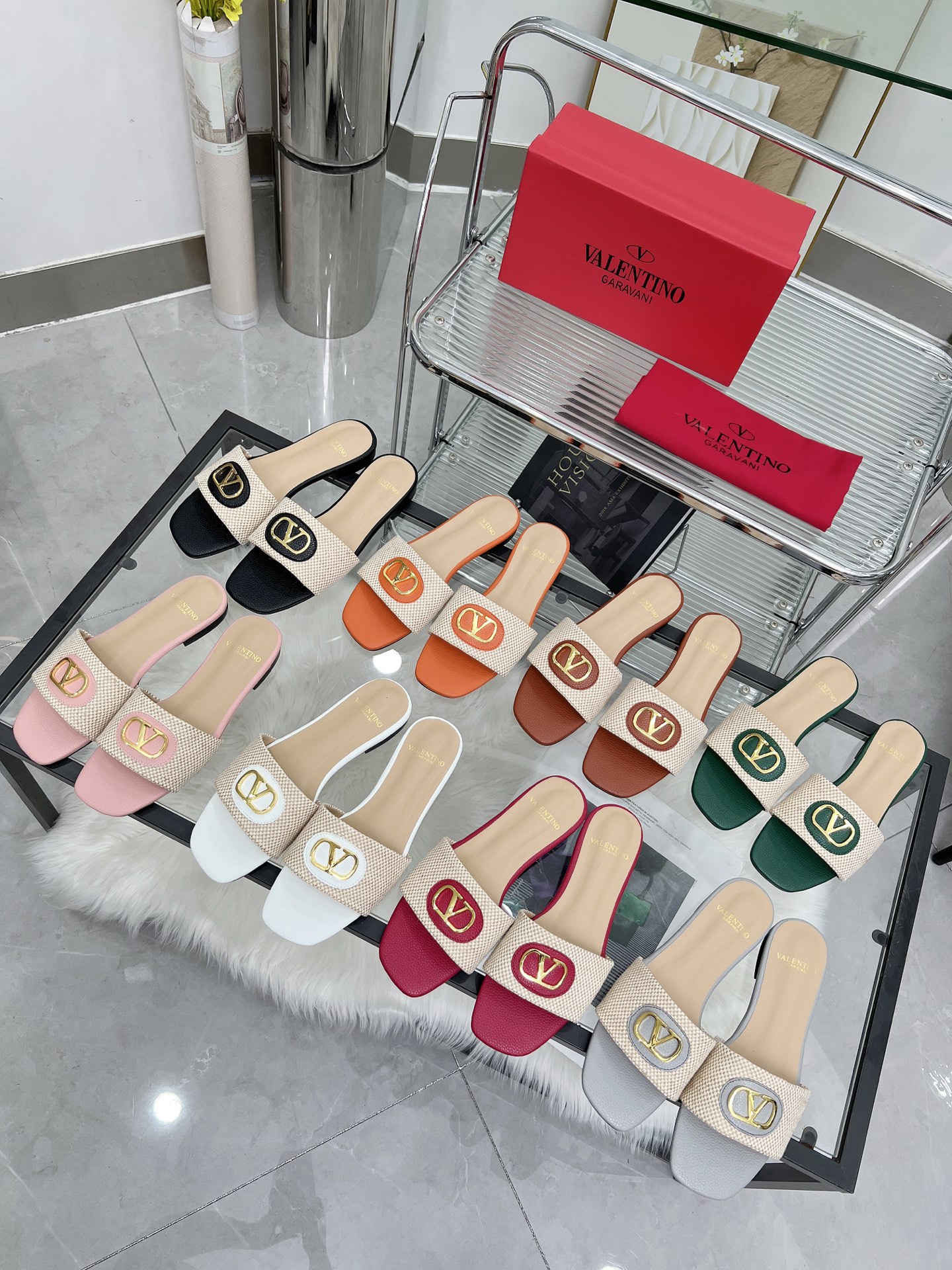 NO:234742,Valentino, 25 new spring and summer products Valentino color-blocking flat-soled drag, sizes 35-43, purchase price, genuine leather sole, slippers, valentino, valentino, slippers19860909Valentino,25款春夏新品华伦天奴拼色平底拖,35-43码,拿货价,真皮底,拖鞋,valentino,valentino,slippers,Women's Shoes