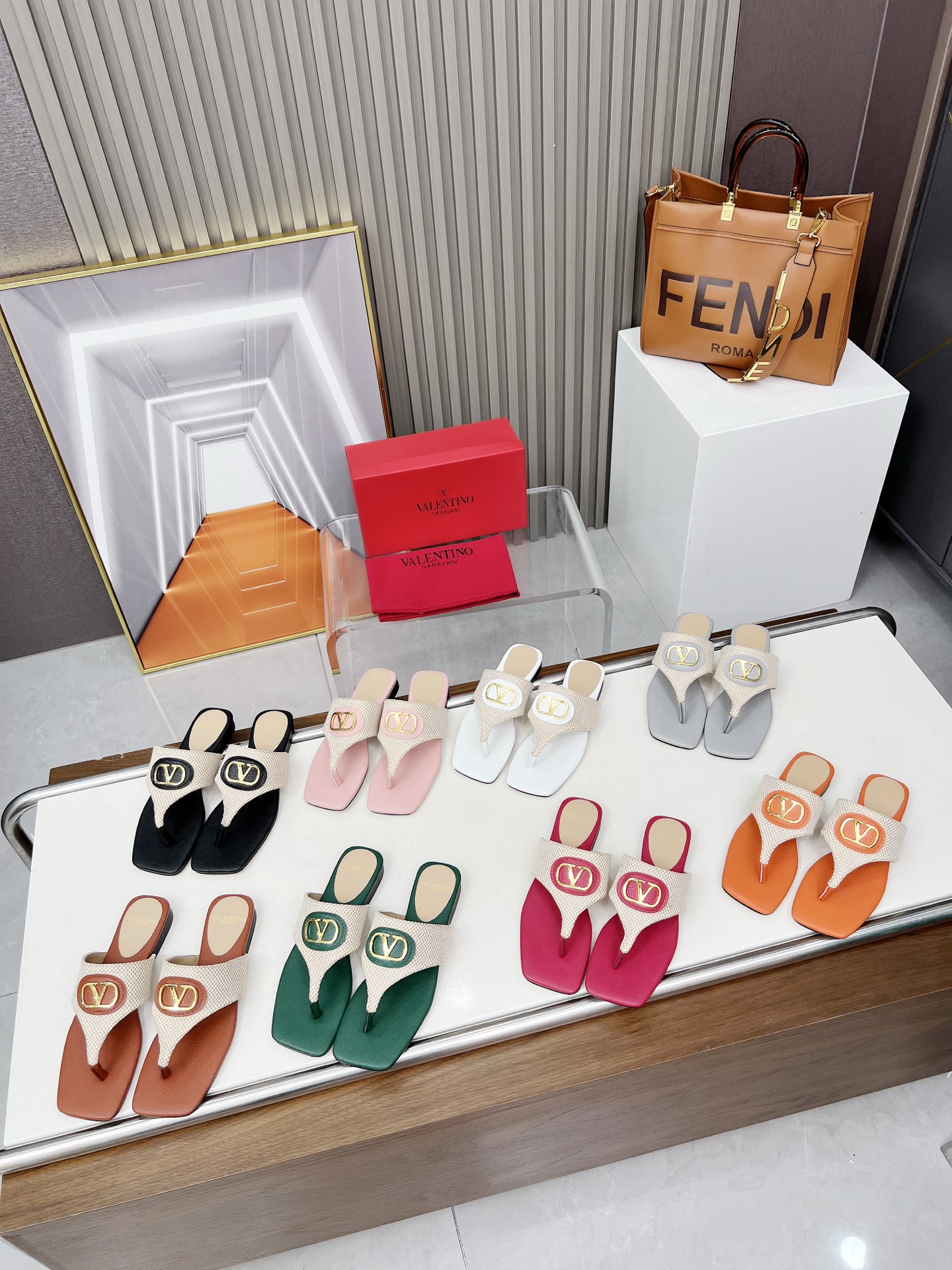 NO:224189,Valentino, 25 new spring and summer products Valentino color-blocking flat-soled drag, sizes 35-43, purchase price, leather sole, split-toe shoes, valentino, valentino19860909Valentino,25款春夏新品华伦天奴拼色平底拖,35-43码,拿货价,皮底,分趾鞋,valentino,valentino,Women's Shoes