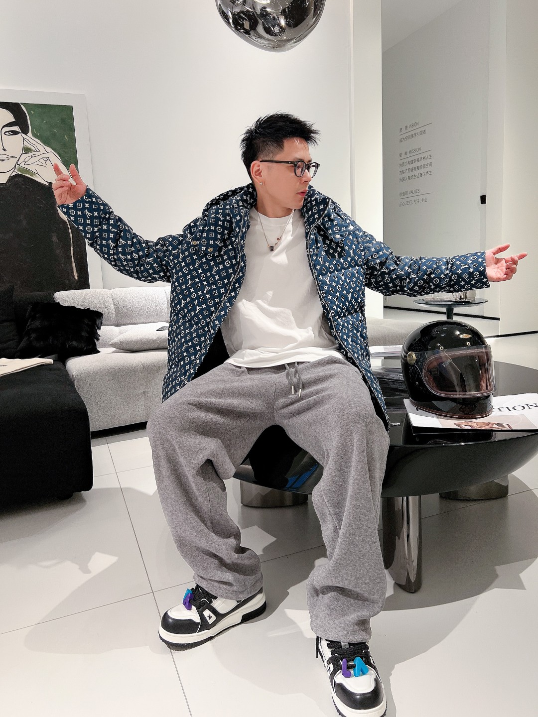 LV 官网款2025秋冬新款羽绒服。这款号称羽绒服届最高端的，全部90绒的三标齐全带着经典的Logo组合