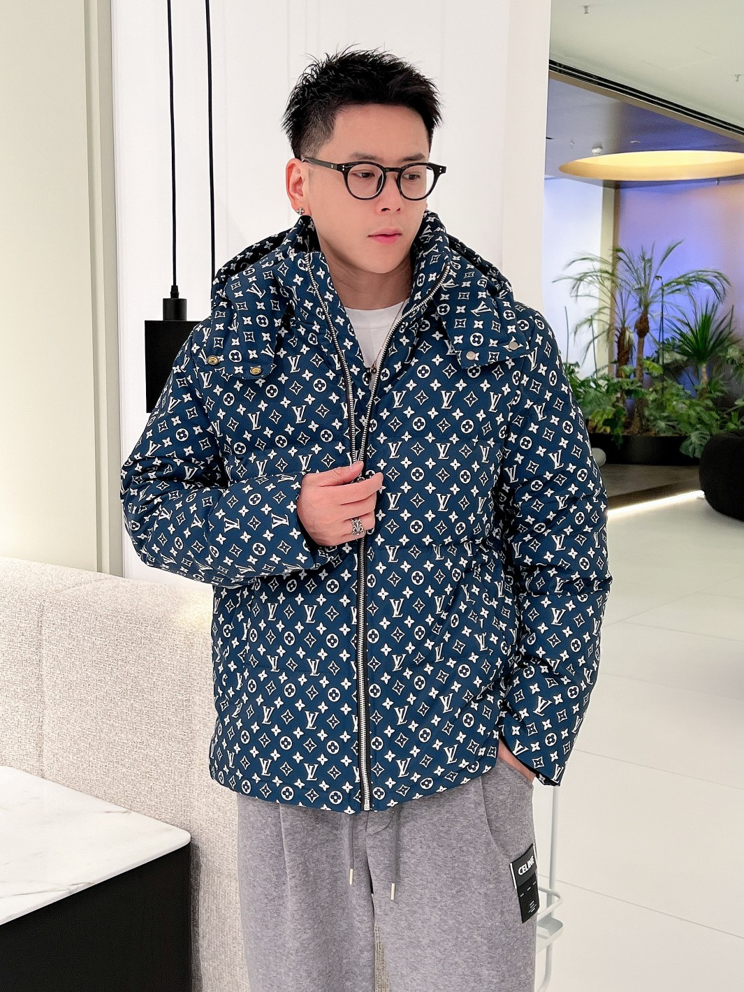 LV 官网款2025秋冬新款羽绒服。这款号称羽绒服届最高端的，全部90绒的三标齐全带着经典的Logo组合