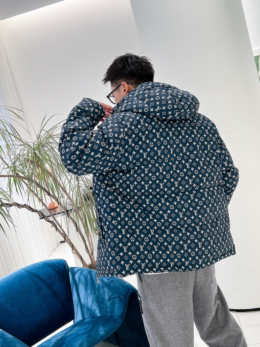 LV 官网款2025秋冬新款羽绒服。这款号称羽绒服届最高端的，全部90绒的三标齐全带着经典的Logo组合