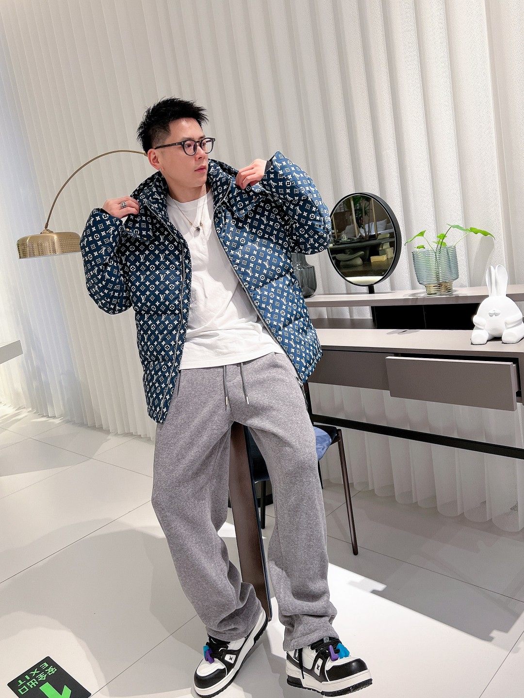 LV 官网款2025秋冬新款羽绒服。这款号称羽绒服届最高端的，全部90绒的三标齐全带着经典的Logo组合