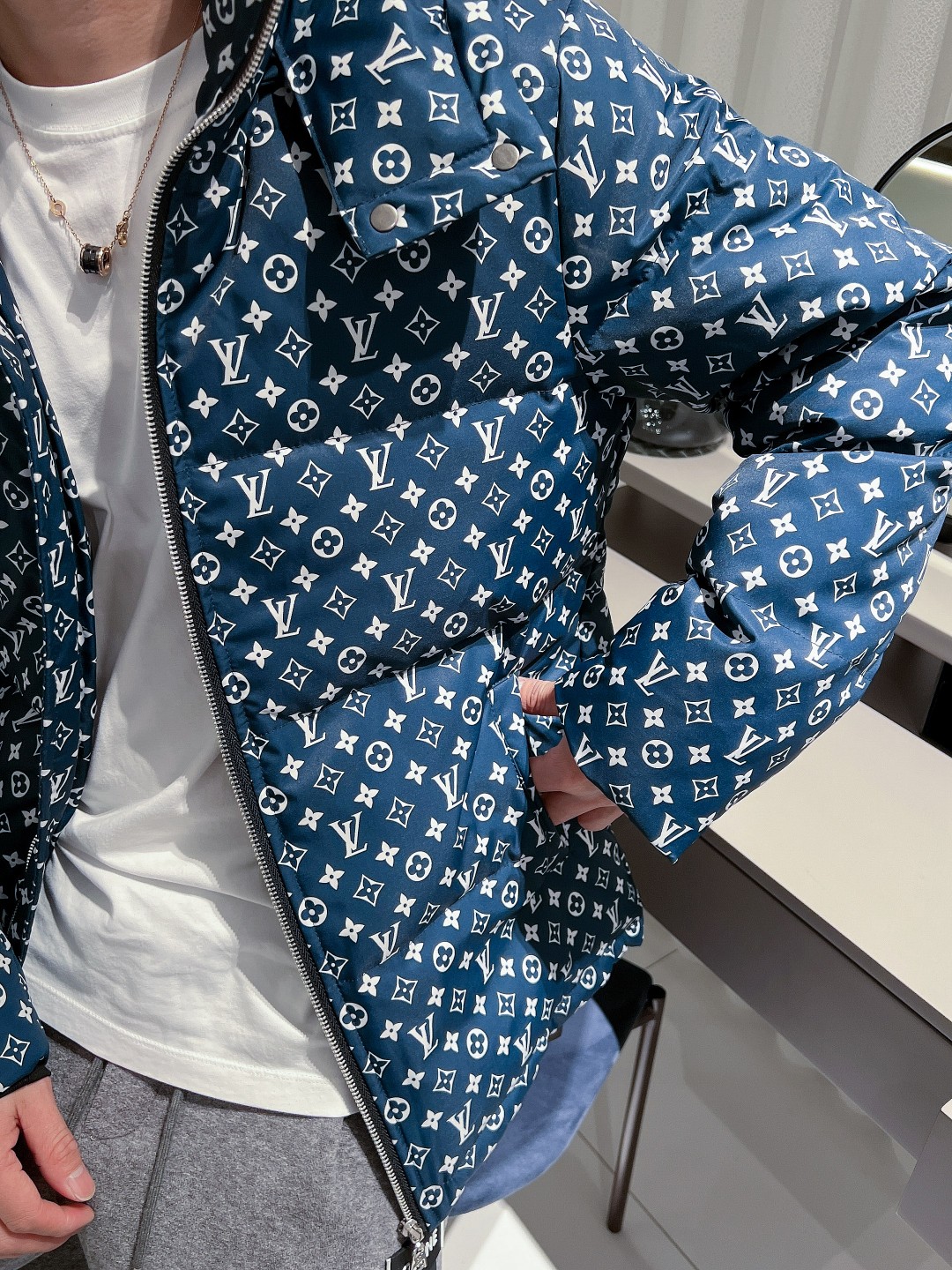 LV 官网款2025秋冬新款羽绒服。这款号称羽绒服届最高端的，全部90绒的三标齐全带着经典的Logo组合