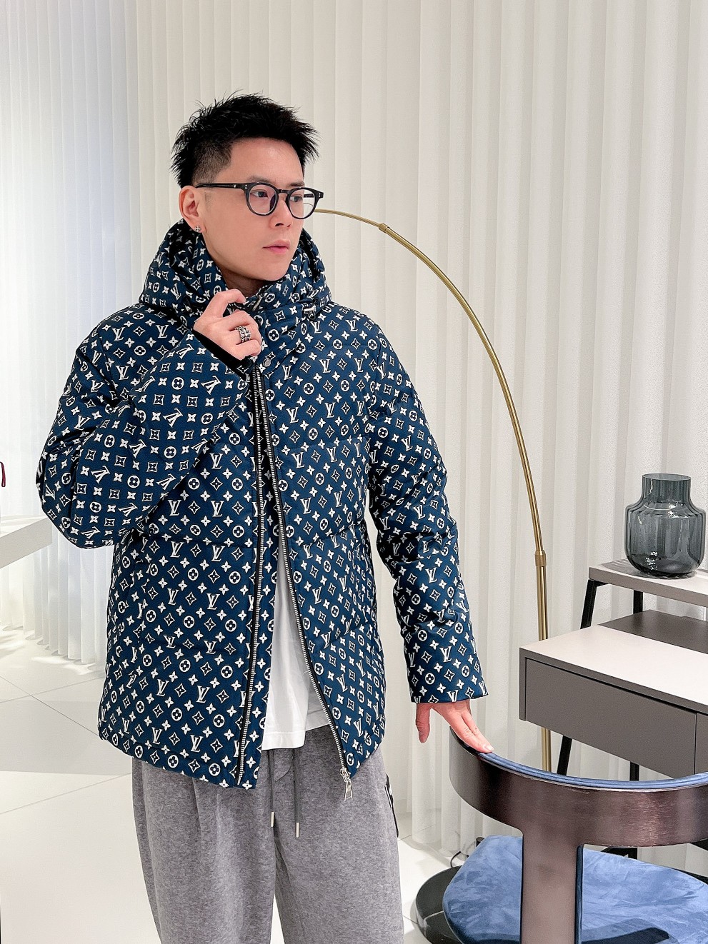 LV 官网款2025秋冬新款羽绒服。这款号称羽绒服届最高端的，全部90绒的三标齐全带着经典的Logo组合