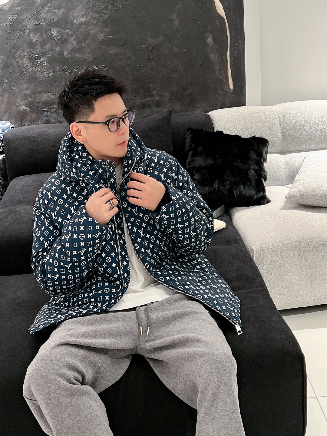 LV 官网款2025秋冬新款羽绒服。这款号称羽绒服届最高端的，全部90绒的三标齐全带着经典的Logo组合