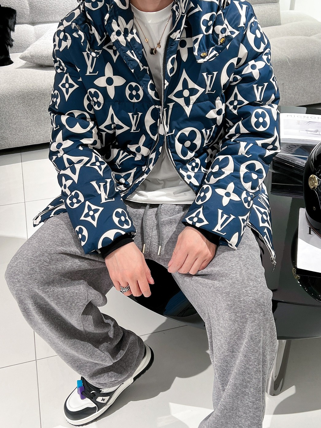 LV 官网款2025秋冬新款羽绒服。这款号称羽绒服届最高端的，全部90绒的三标齐全带着经典的Logo组合