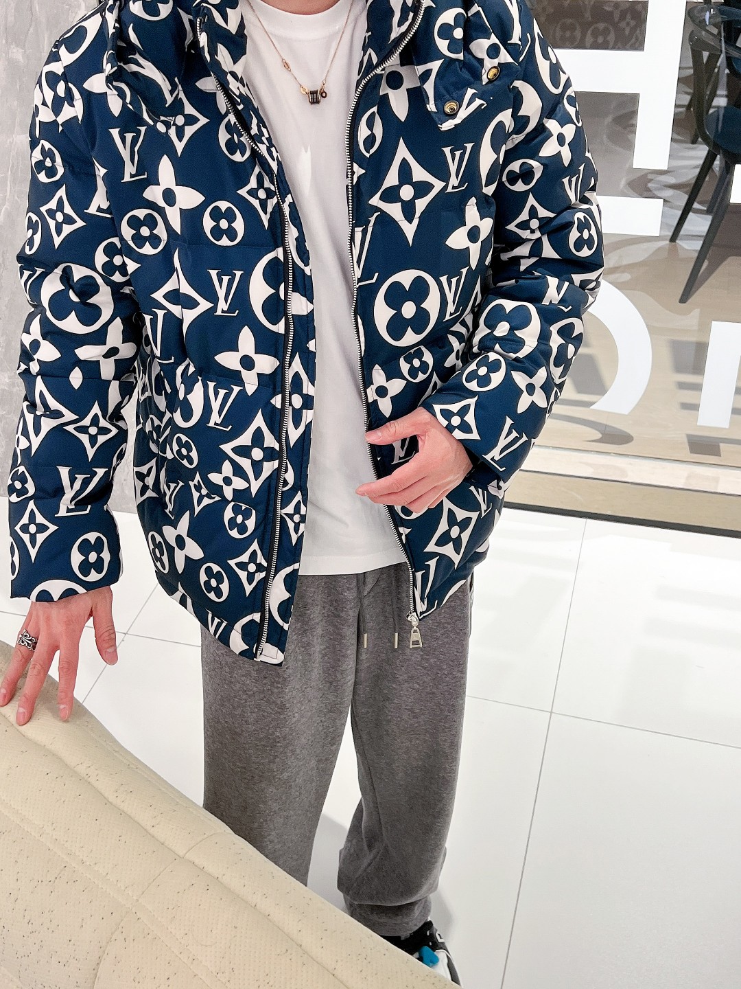 LV 官网款2025秋冬新款羽绒服。这款号称羽绒服届最高端的，全部90绒的三标齐全带着经典的Logo组合