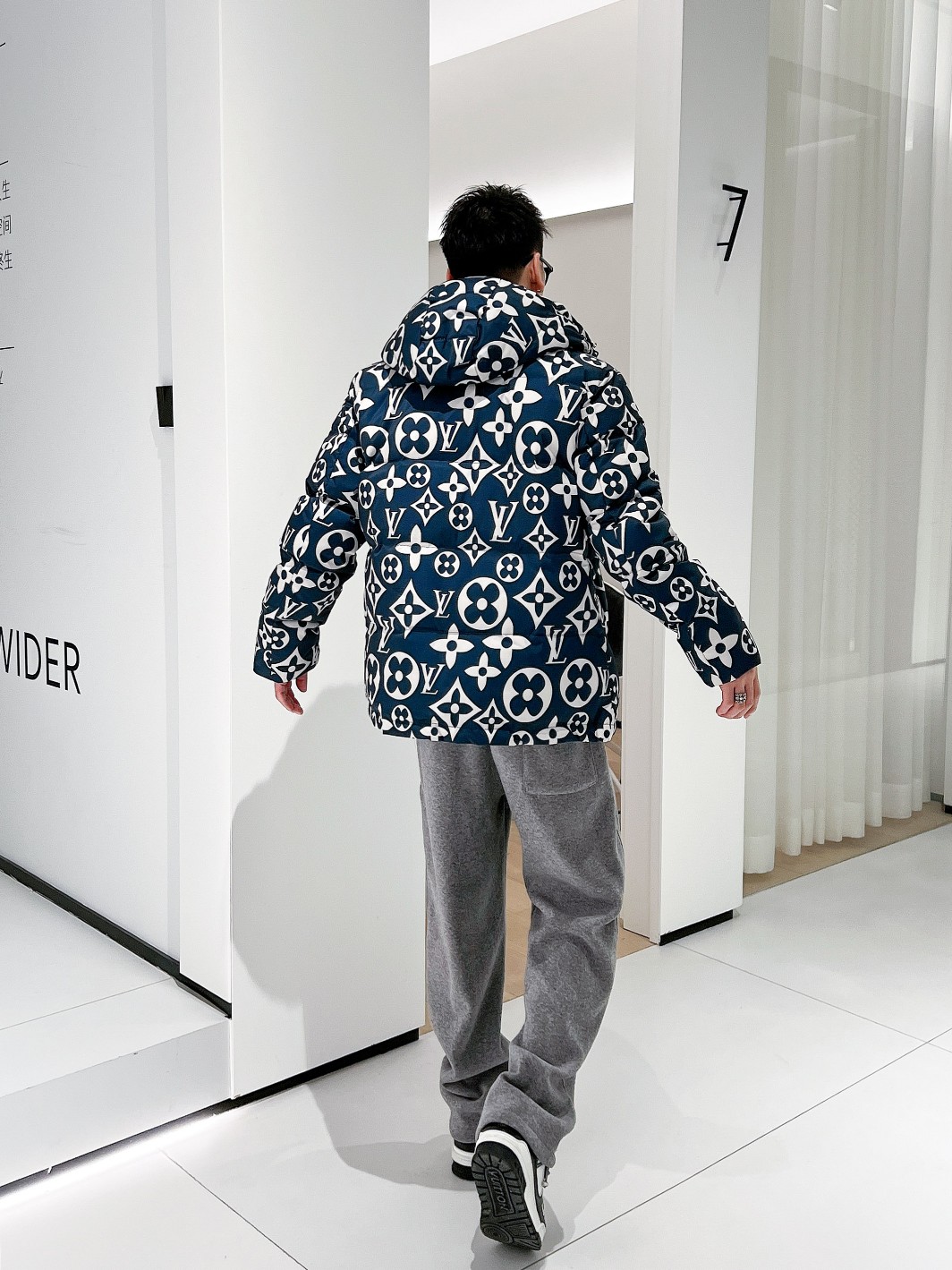 LV 官网款2025秋冬新款羽绒服。这款号称羽绒服届最高端的，全部90绒的三标齐全带着经典的Logo组合