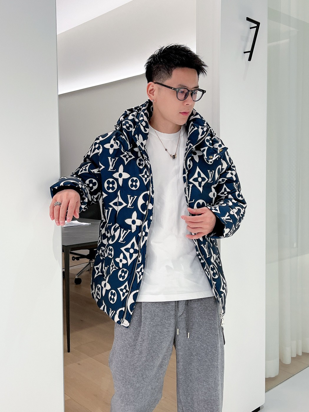 LV 官网款2025秋冬新款羽绒服。这款号称羽绒服届最高端的，全部90绒的三标齐全带着经典的Logo组合