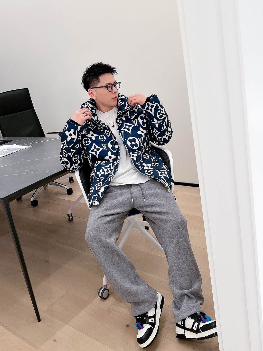 LV 官网款2025秋冬新款羽绒服。这款号称羽绒服届最高端的，全部90绒的三标齐全带着经典的Logo组合